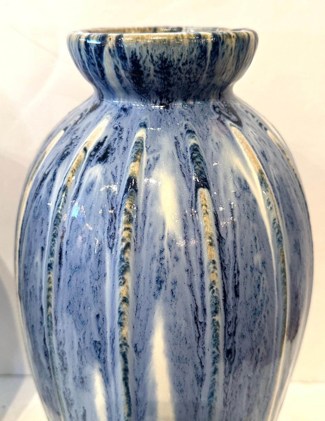 Dipinto a mano Coppia di vasi inglesi in gres Sylva in vendita