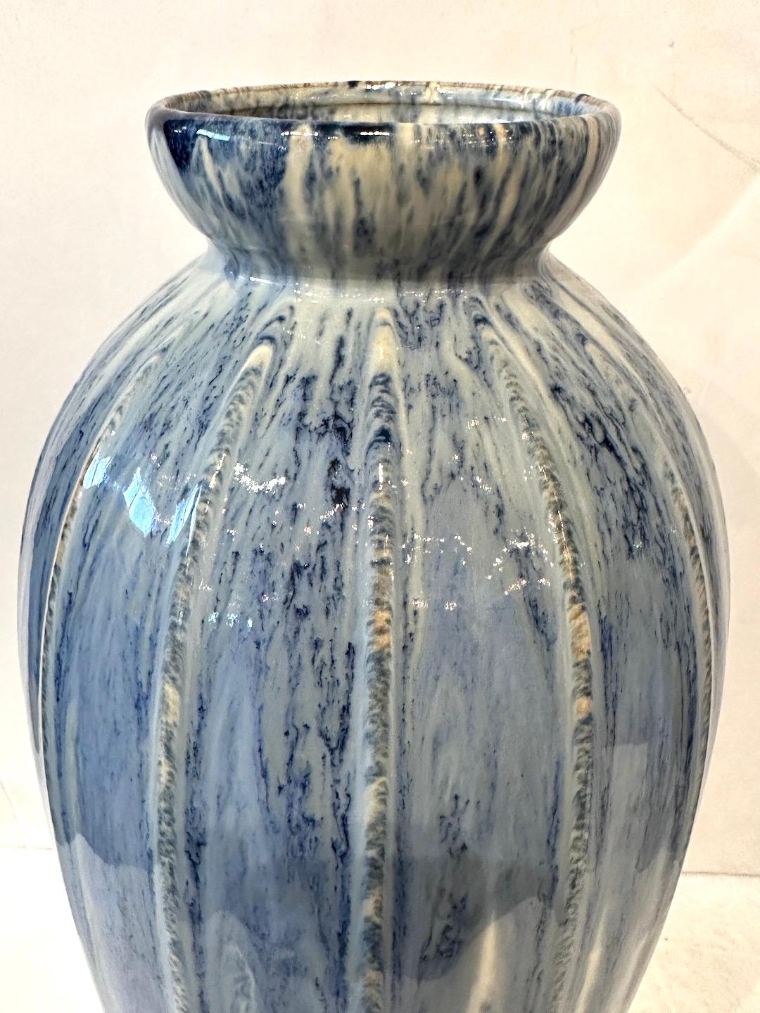 Coppia di vasi inglesi in gres Sylva In condizioni ottime in vendita a Los Angeles, CA