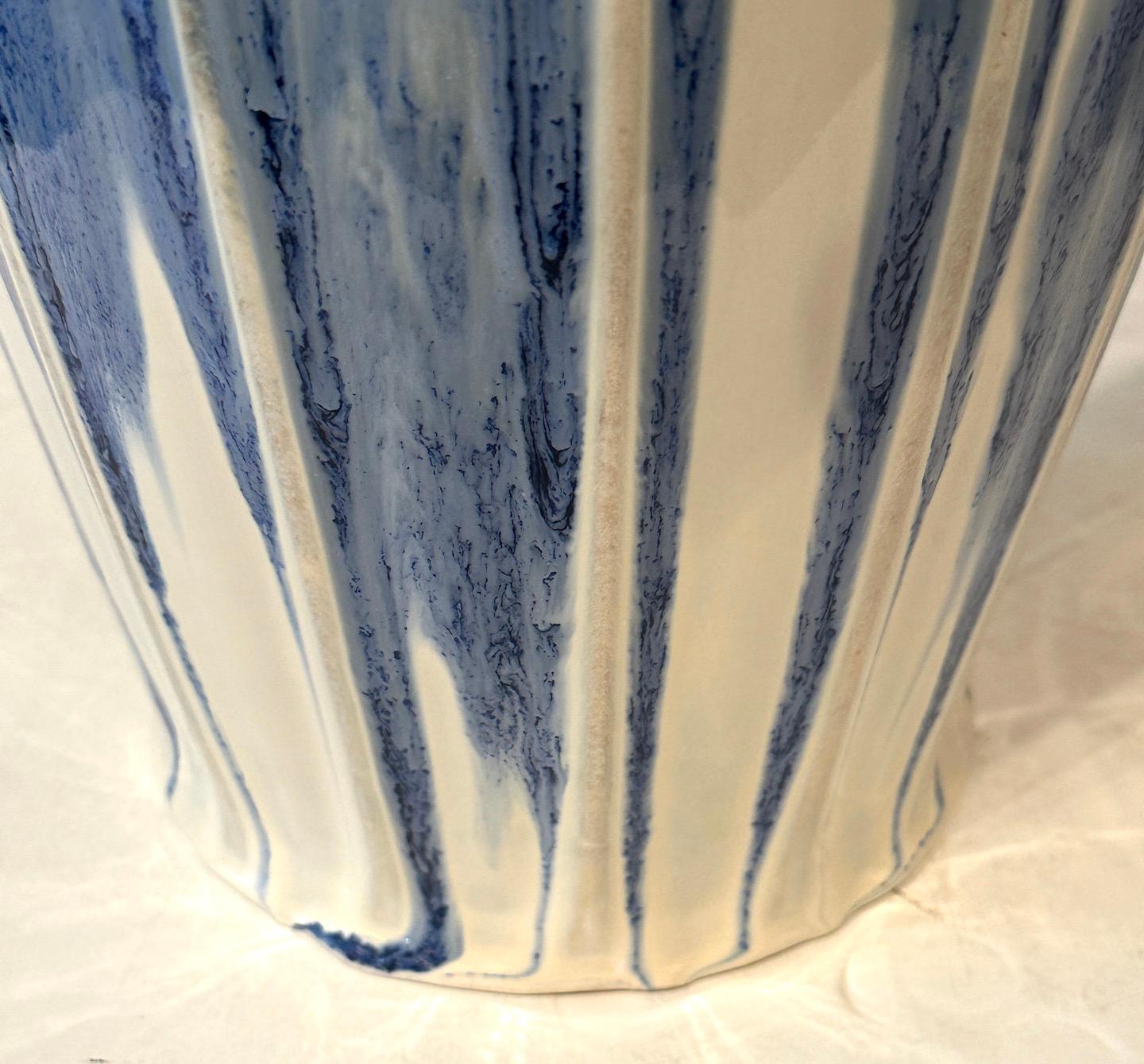 Metà XX secolo Coppia di vasi inglesi in gres Sylva in vendita