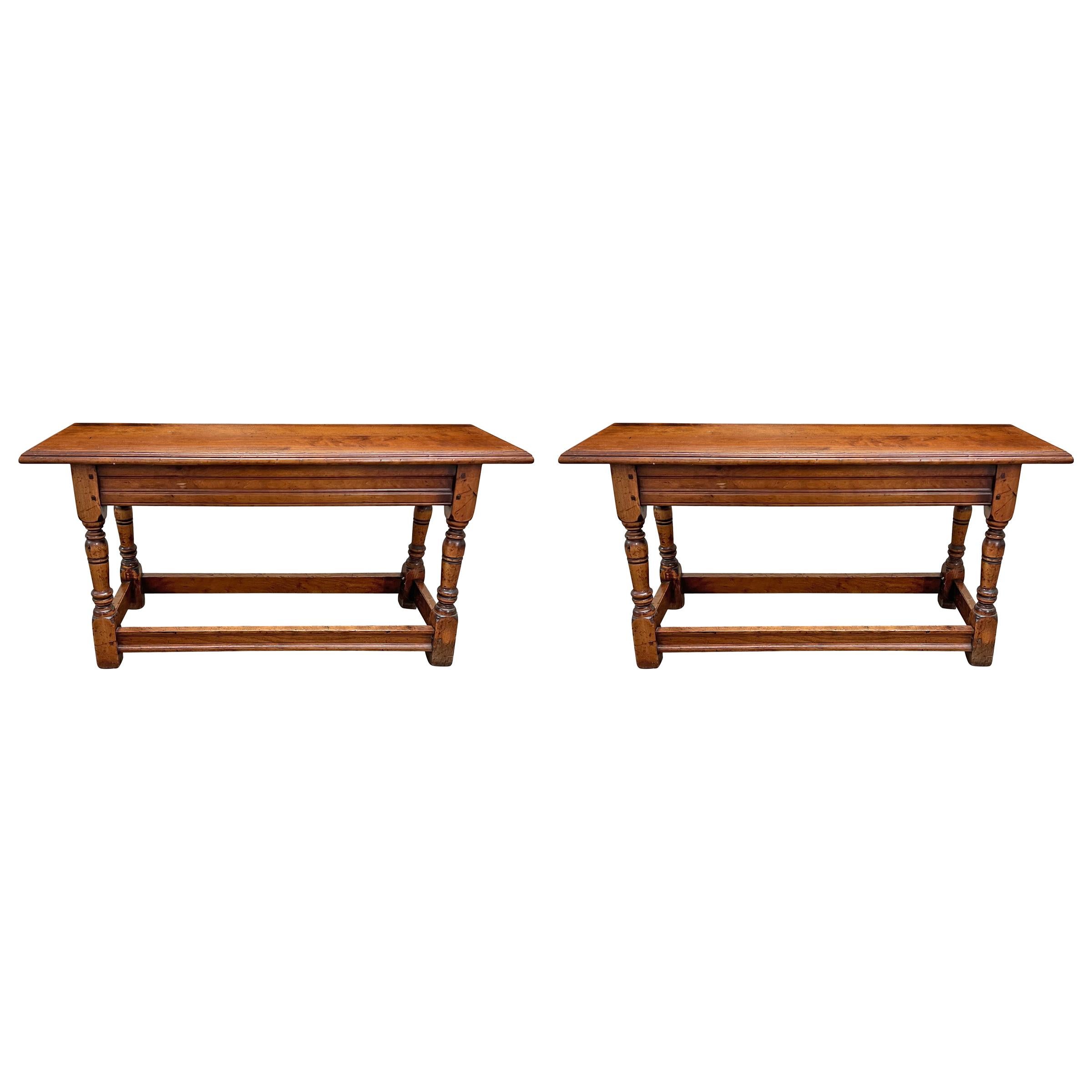Pair of English Tapered Benches In Good Condition For Sale In Chicago, IL