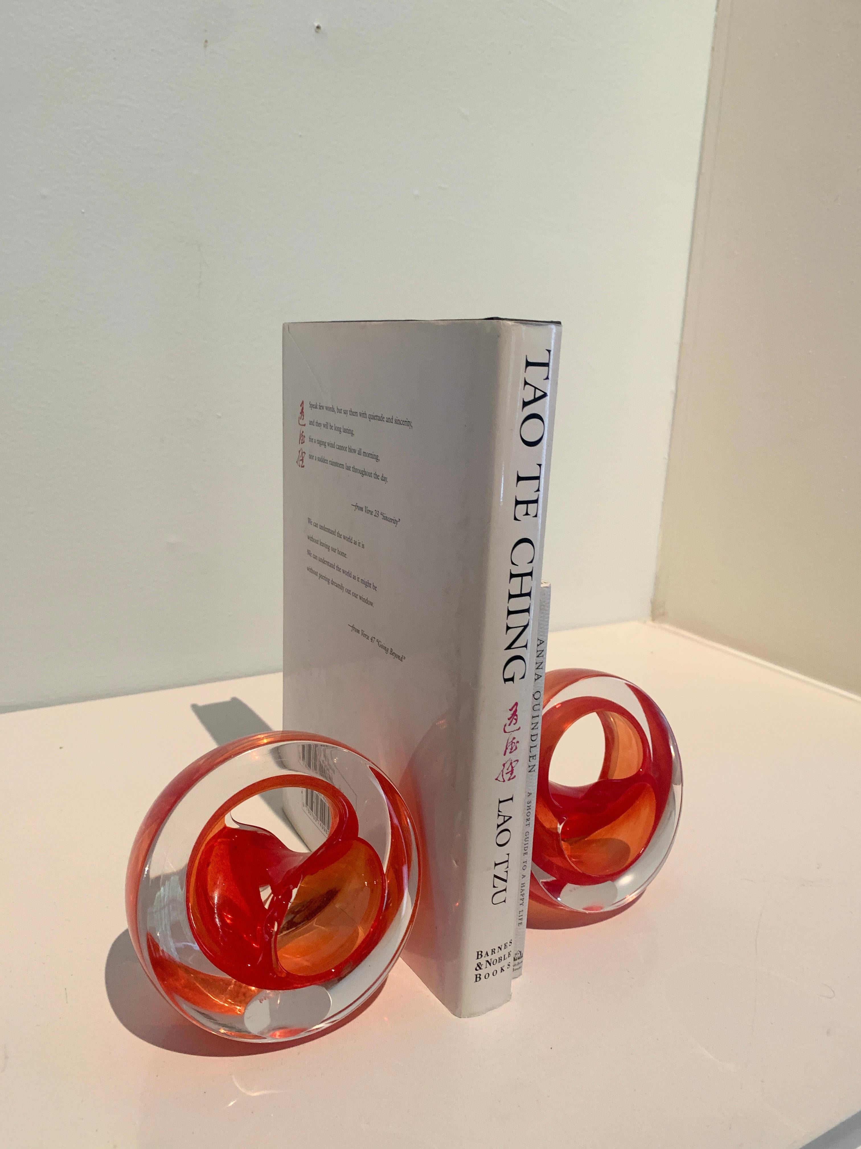 Paire de serre-livres en verre d'art rouge de la vallée de la Teign Valley avec sculptures en papier en vente 3