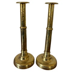 Coppia di candelieri telescopici inglesi in ottone lucido, XIX secolo