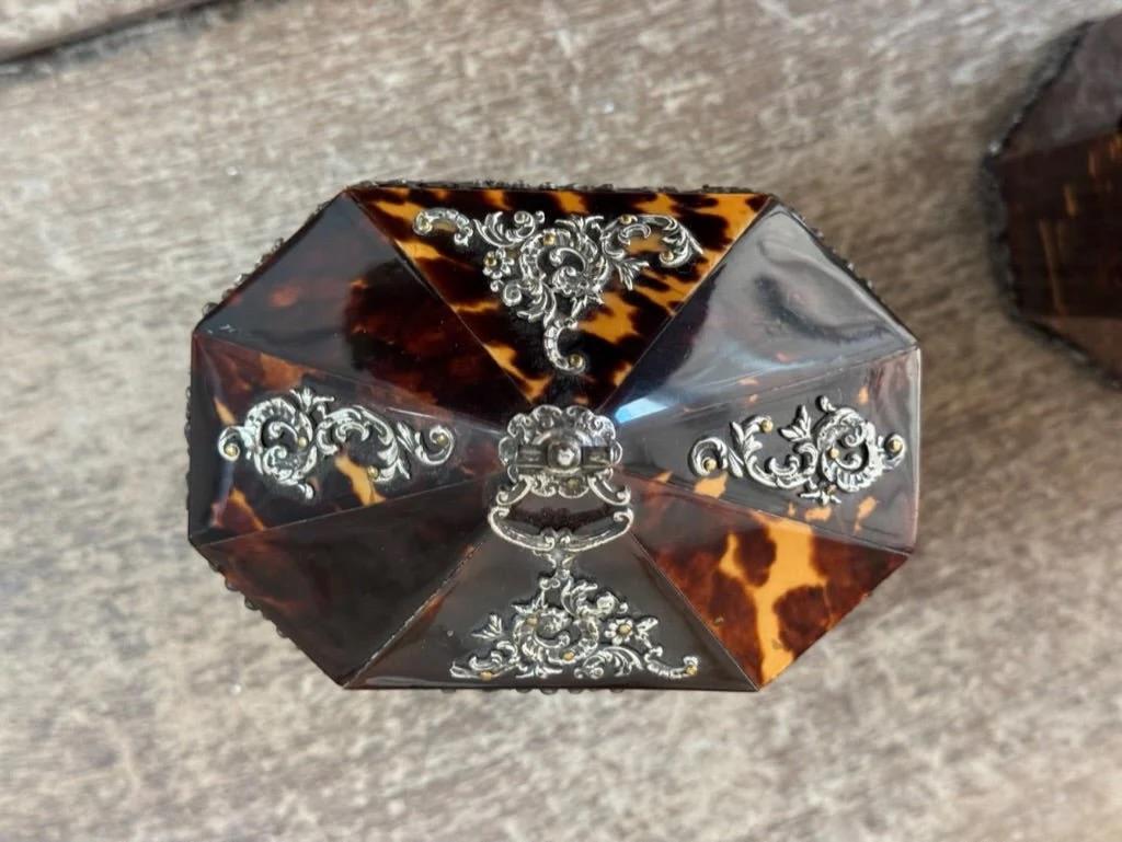 Pair of English Tortoise Shell Victorian Silver Mounted Tea Caddies c.1890 For Sale 5