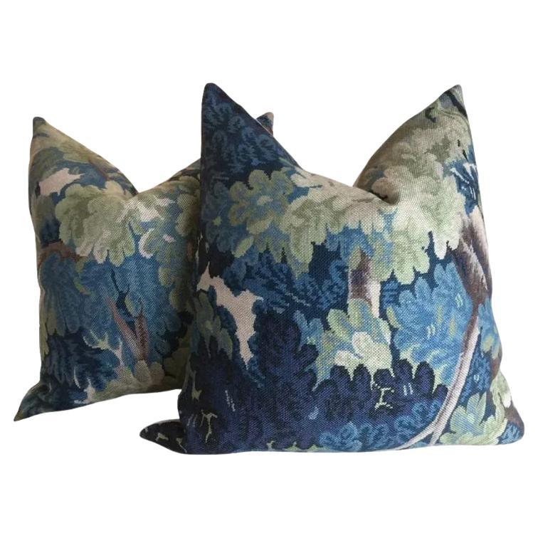 Coppia di cuscini tradizionali inglesi Cowtan and Tout "Richmond" da 22 pollici in blu