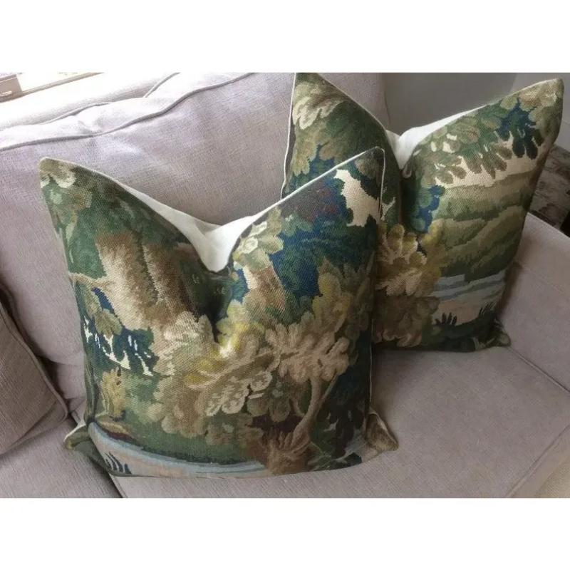 Una coppia di cuscini nuovi semplicemente stupenda e fatta a mano! Sono realizzati in Richmond, un tessuto a cesto pesante di Cowtan e Tout che imita la tappezzeria ad ago nel suo design. Il tessuto presenta sfumature vorticose di verde intenso,