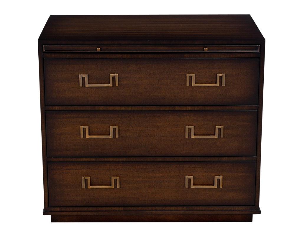 American Pair of English Traditional Style Mahogany Nightstand Chests For Sale