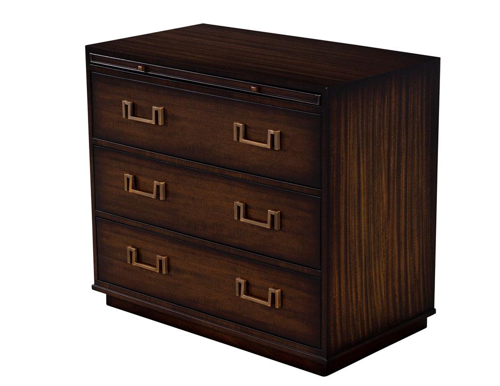 Pair of English Traditional Style Mahogany Nightstand Chests In Excellent Condition For Sale In North York, ON