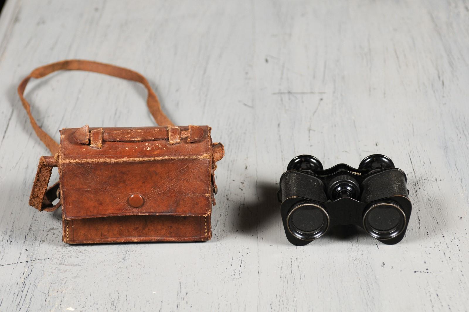 Pair of English Turn of the Century 1900s Binoculars with Original Leather Case In Good Condition In Atlanta, GA