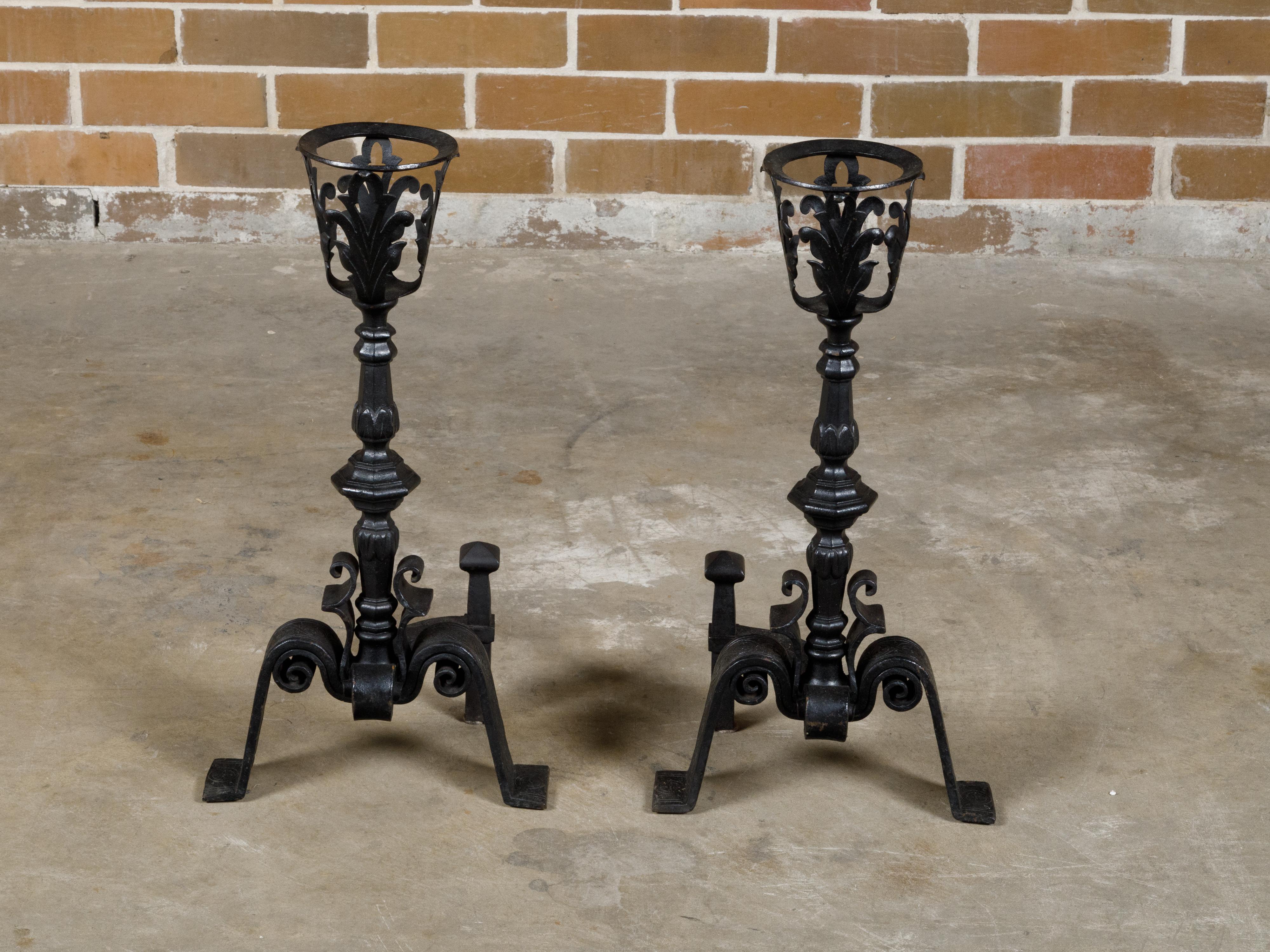 Coppia di candelabri inglesi di fine secolo in ferro, del 1900 circa, con motivi a fogliame e piedini a spirale. Questa coppia di tiri in ferro di fine secolo, risalenti al 1900 circa, mostra con eleganza la maestria e l'artigianato dell'epoca.