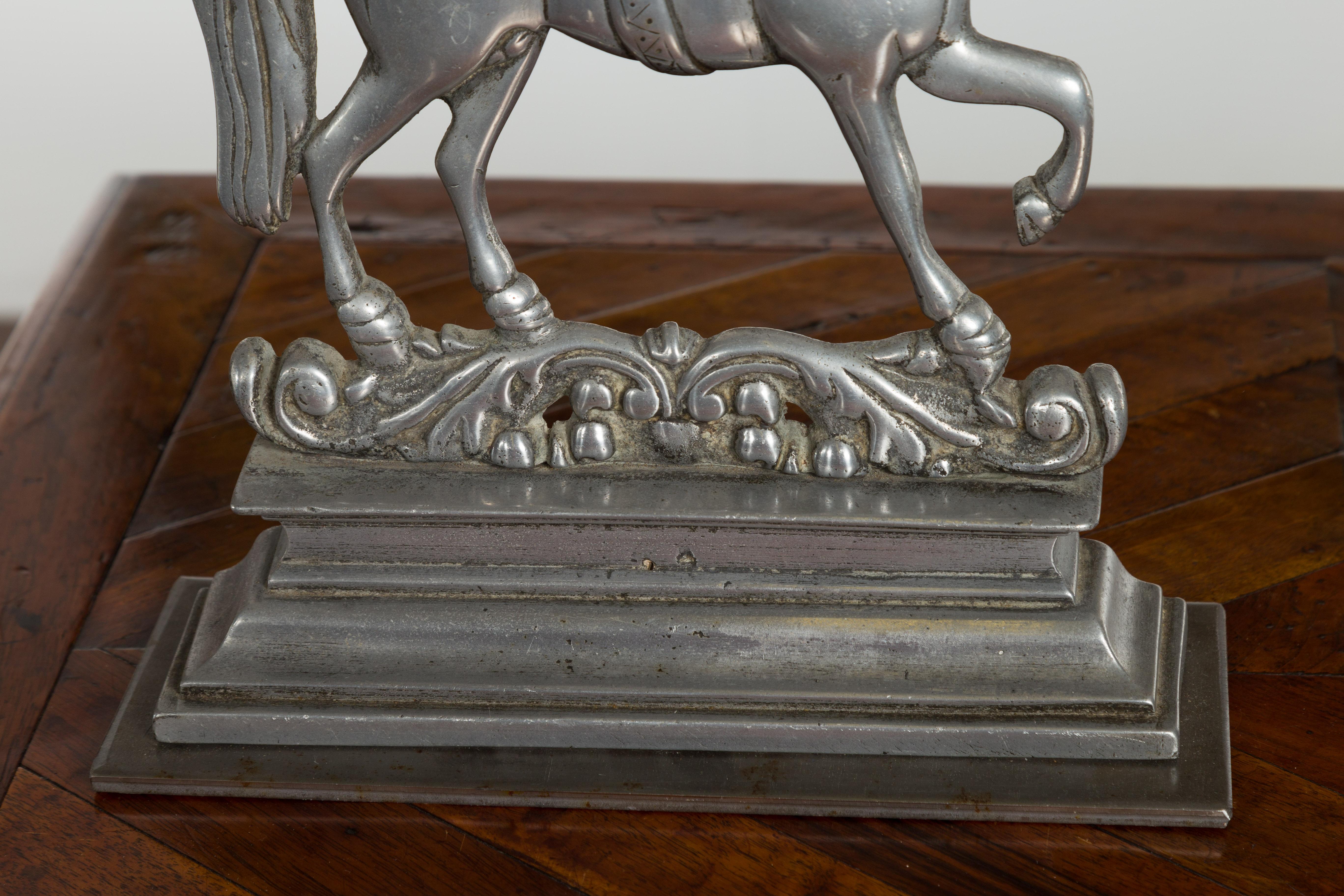 Pareja de sujetalibros metálicos ingleses de principios de siglo que representan caballos rampantes en venta 4
