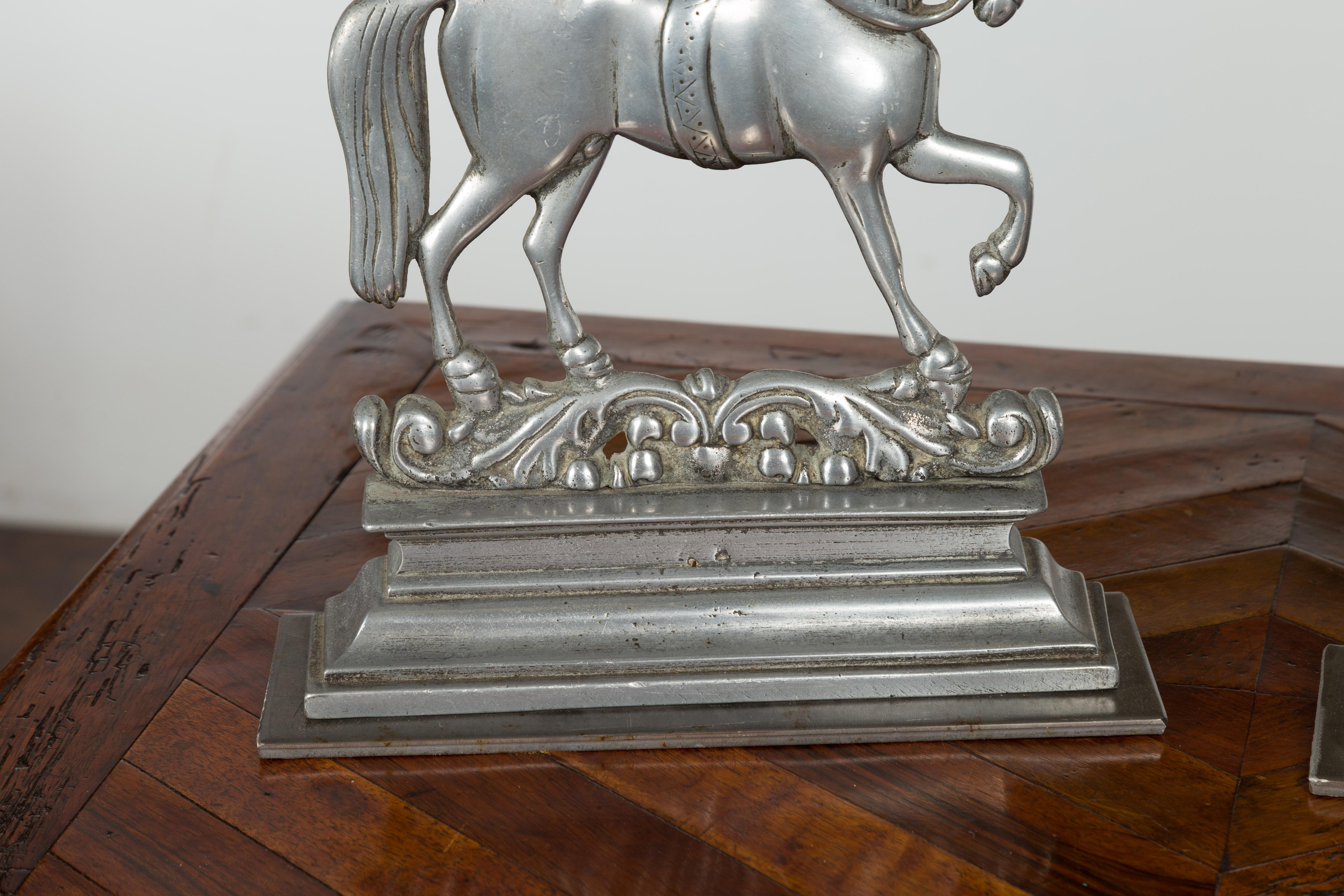 Pareja de sujetalibros metálicos ingleses de principios de siglo que representan caballos rampantes en venta 7