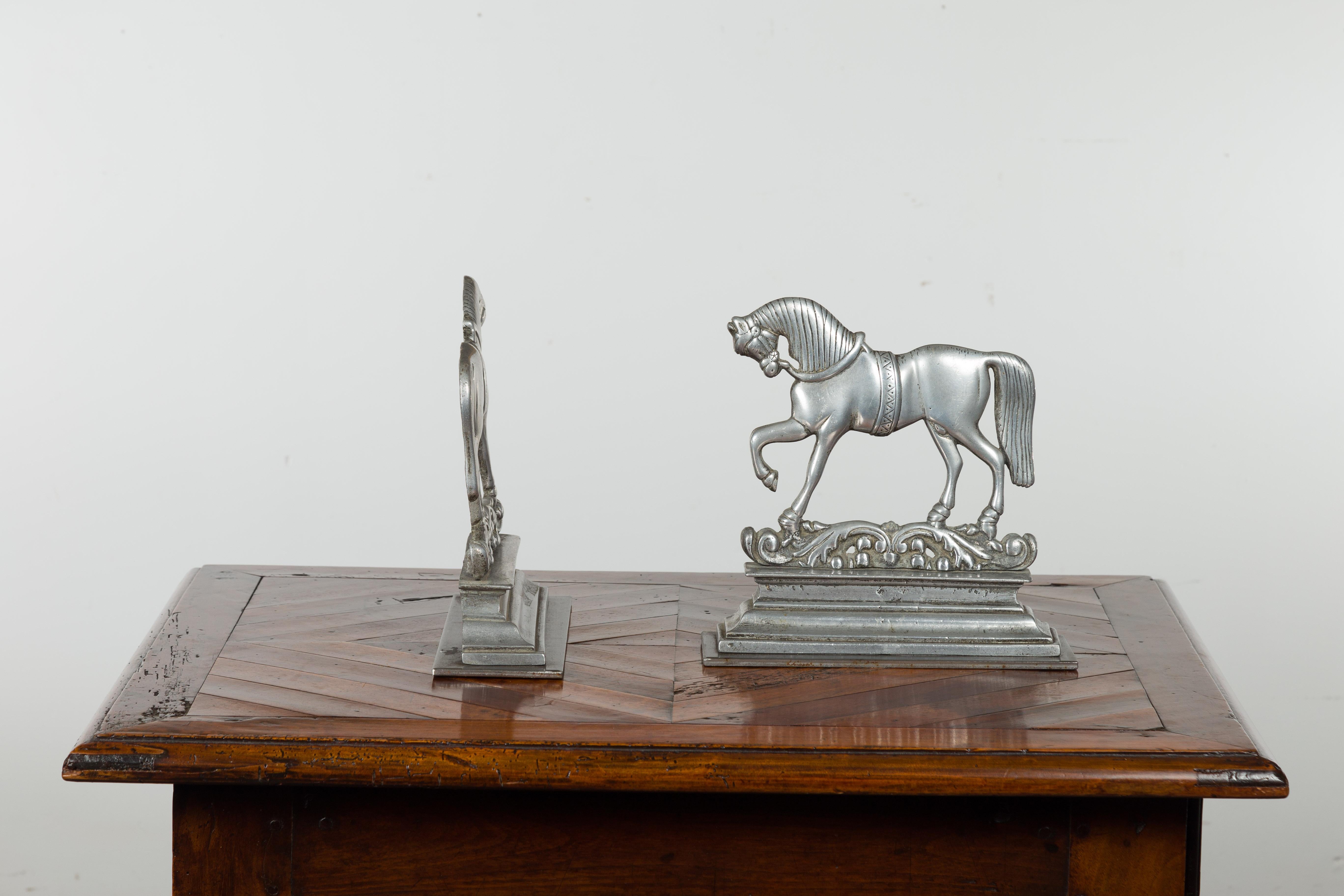 Pareja de sujetalibros metálicos ingleses de principios de siglo que representan caballos rampantes en venta 8
