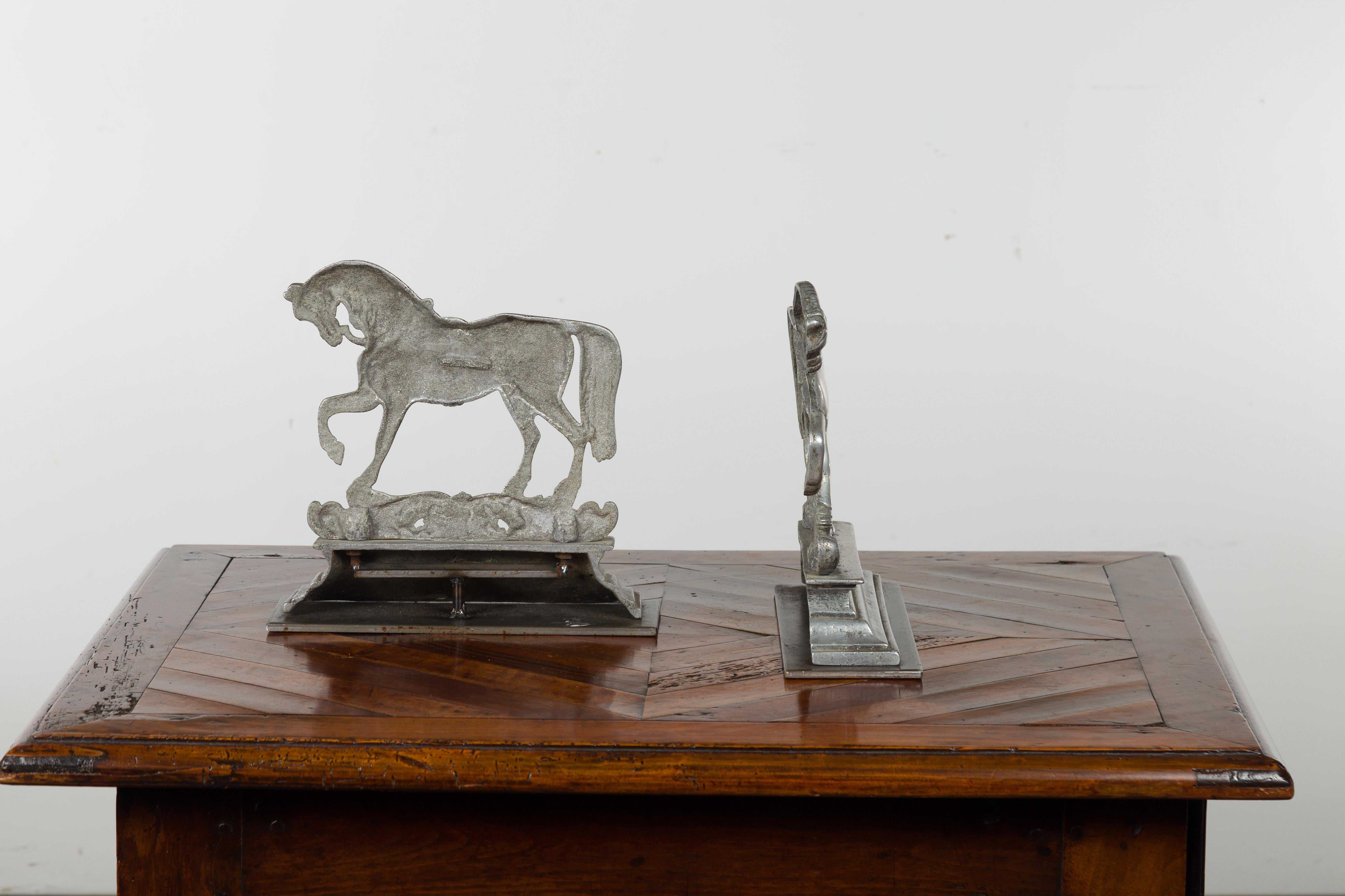 Pareja de sujetalibros metálicos ingleses de principios de siglo que representan caballos rampantes en venta 9