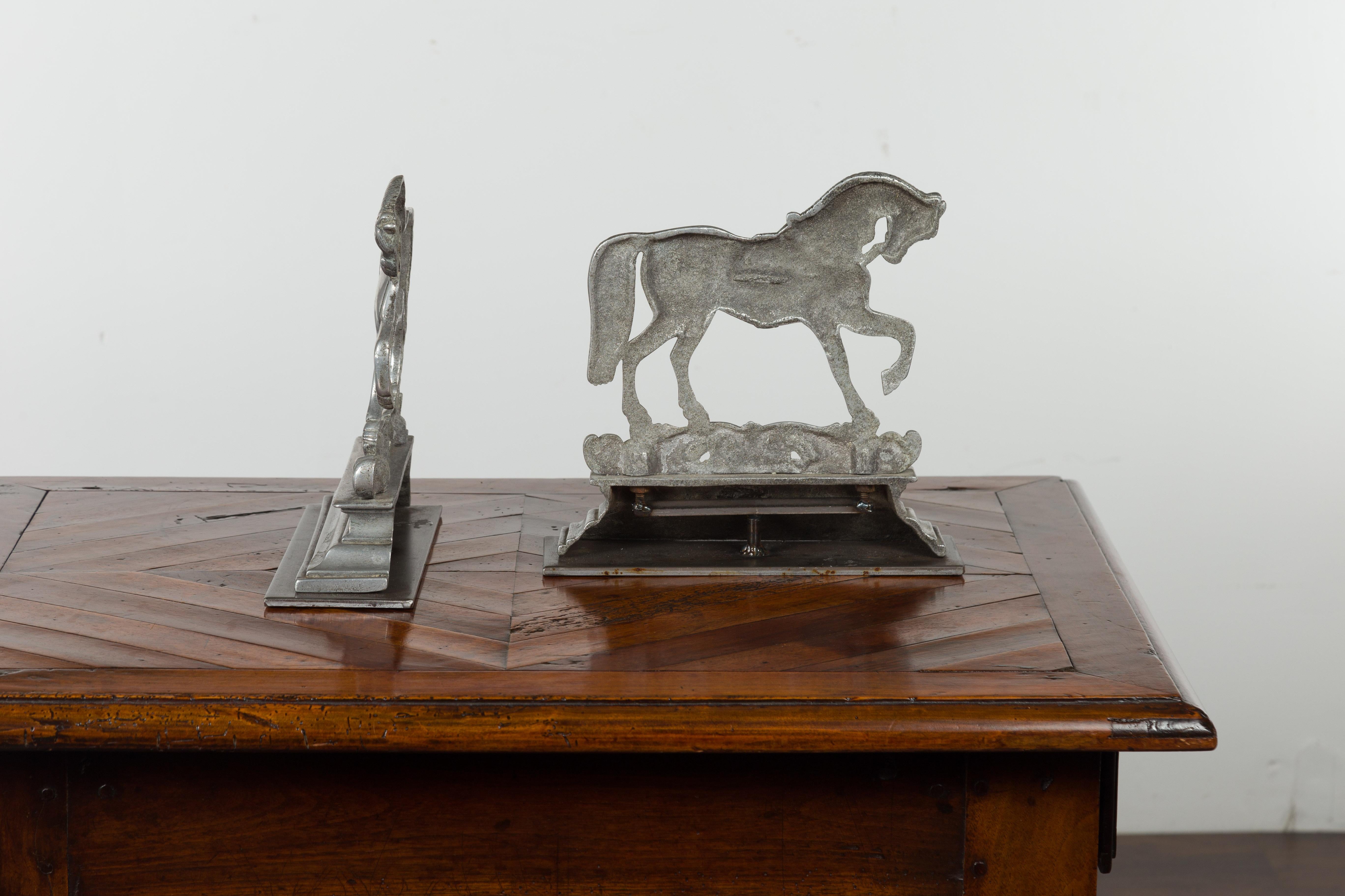Pareja de sujetalibros metálicos ingleses de principios de siglo que representan caballos rampantes en venta 10
