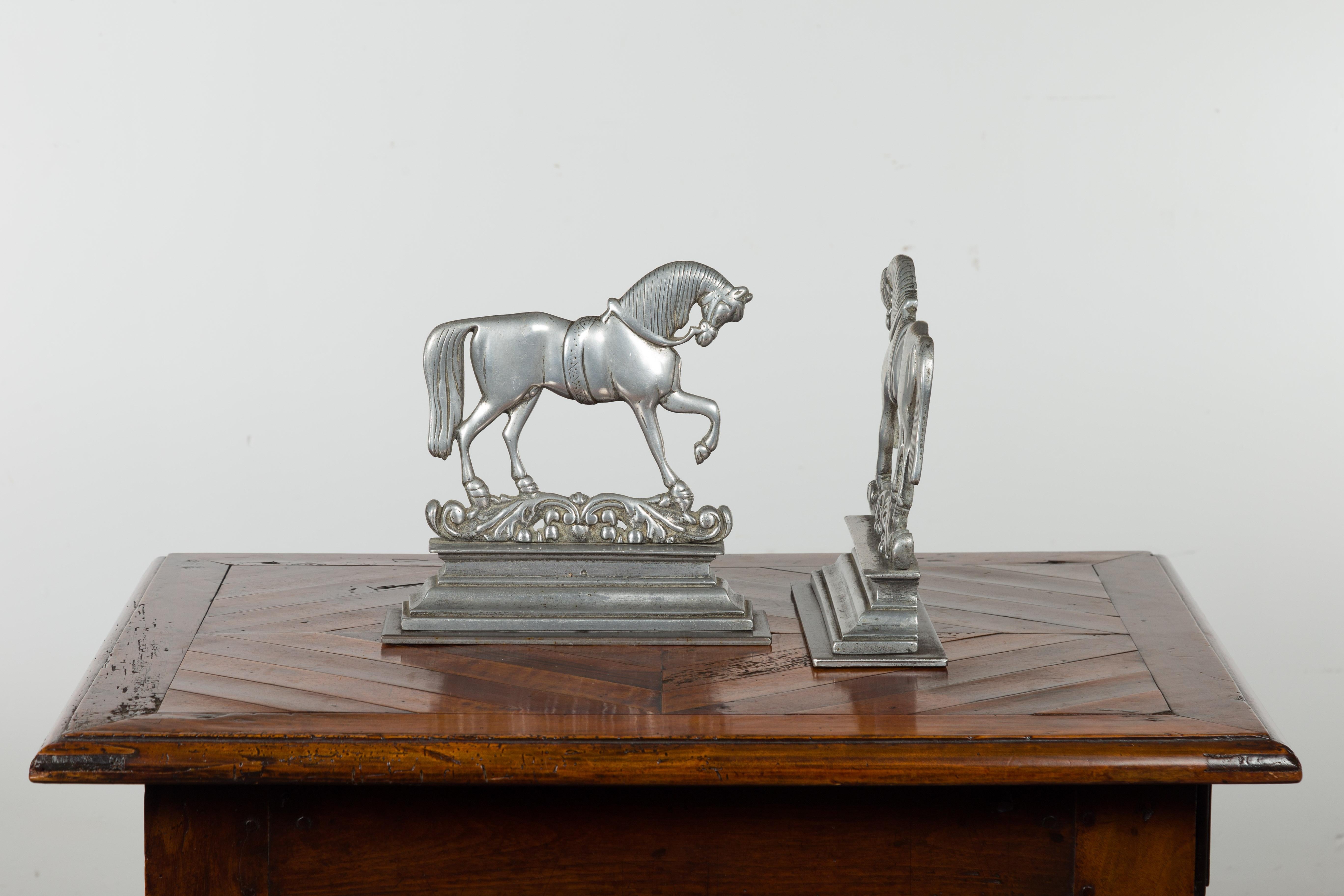 Pareja de sujetalibros metálicos ingleses de principios de siglo que representan caballos rampantes en venta 11