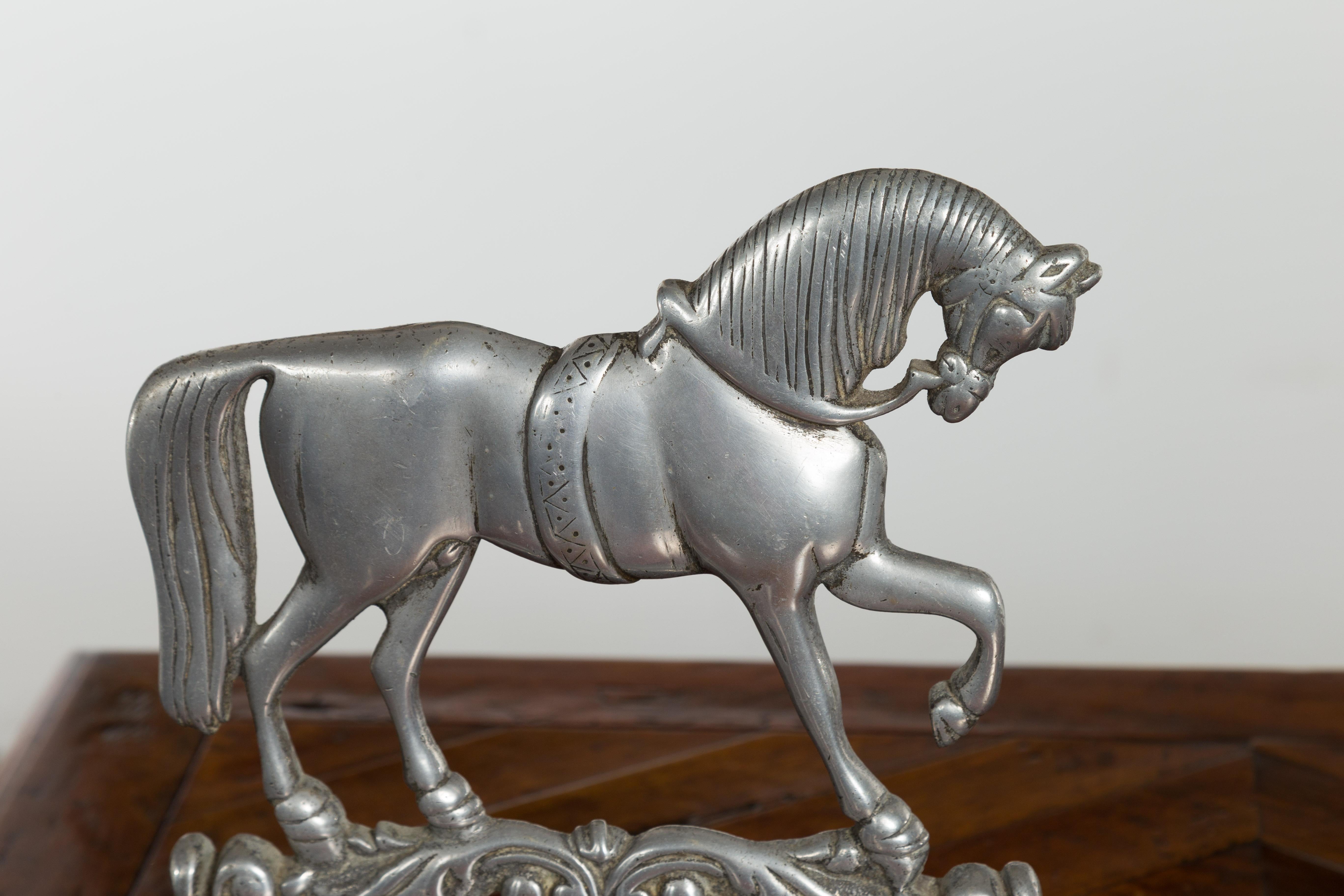Pareja de sujetalibros metálicos ingleses de principios de siglo que representan caballos rampantes en venta 3