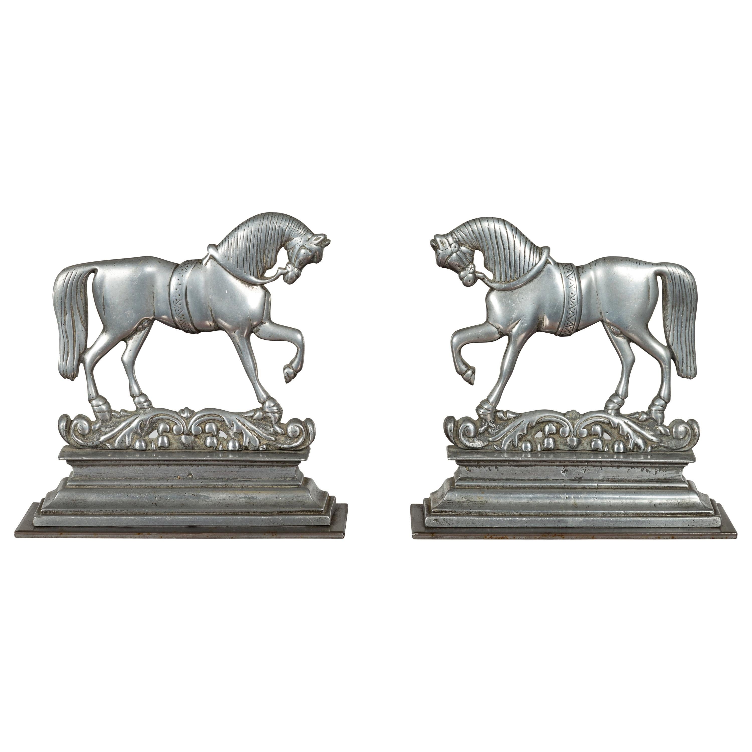 Paar englische Metall-Buchstützen aus der Jahrhundertwende mit Darstellungen von tänzelnden Pferden