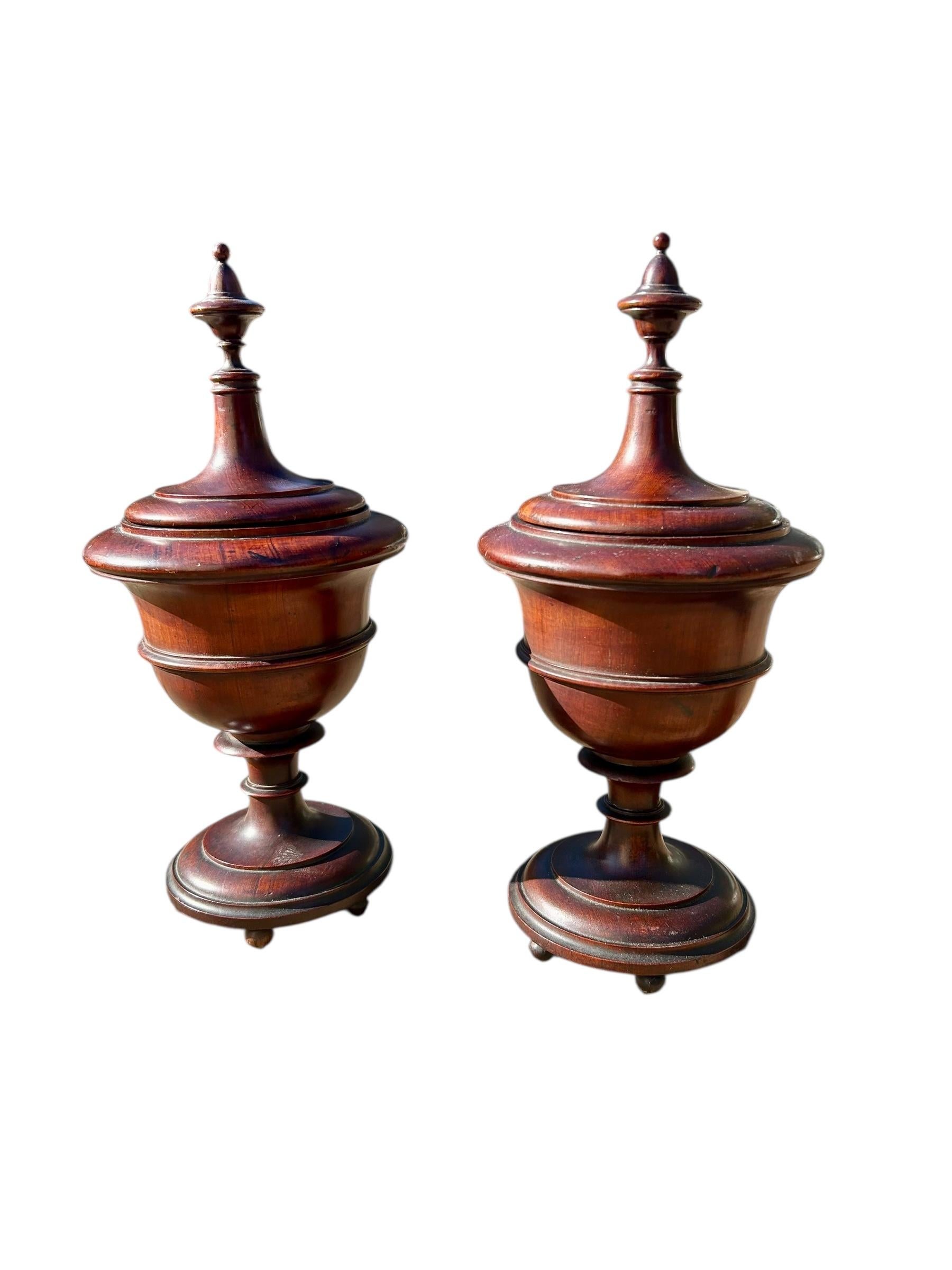 Coppia di urne inglesi in mogano tornito, 1930 ca. in vendita 4