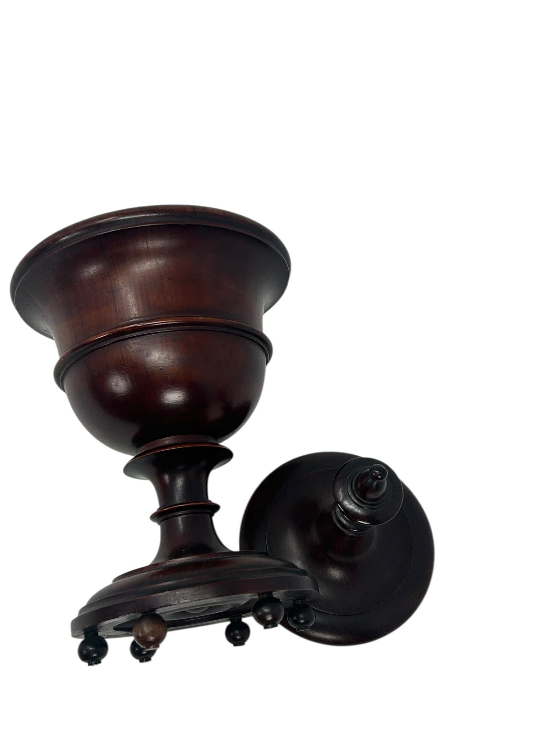 Coppia di urne inglesi in mogano tornito, 1930 ca. in vendita 5