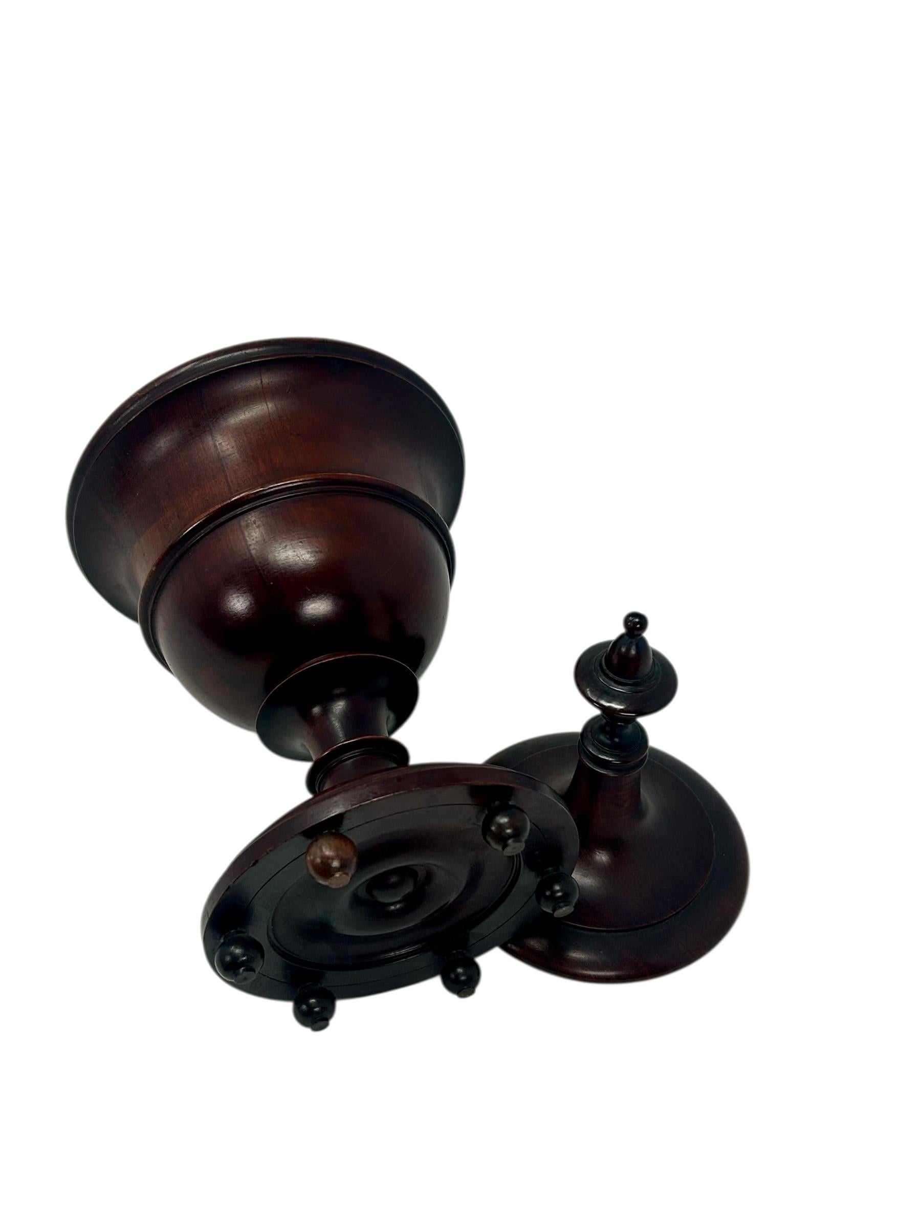 Coppia di urne inglesi in mogano tornito, 1930 ca. in vendita 6