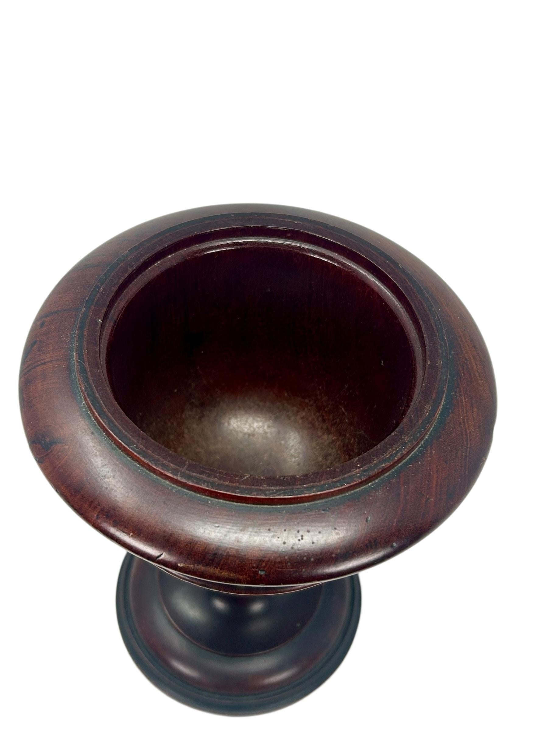 Coppia di urne inglesi in mogano tornito, 1930 ca. in vendita 7