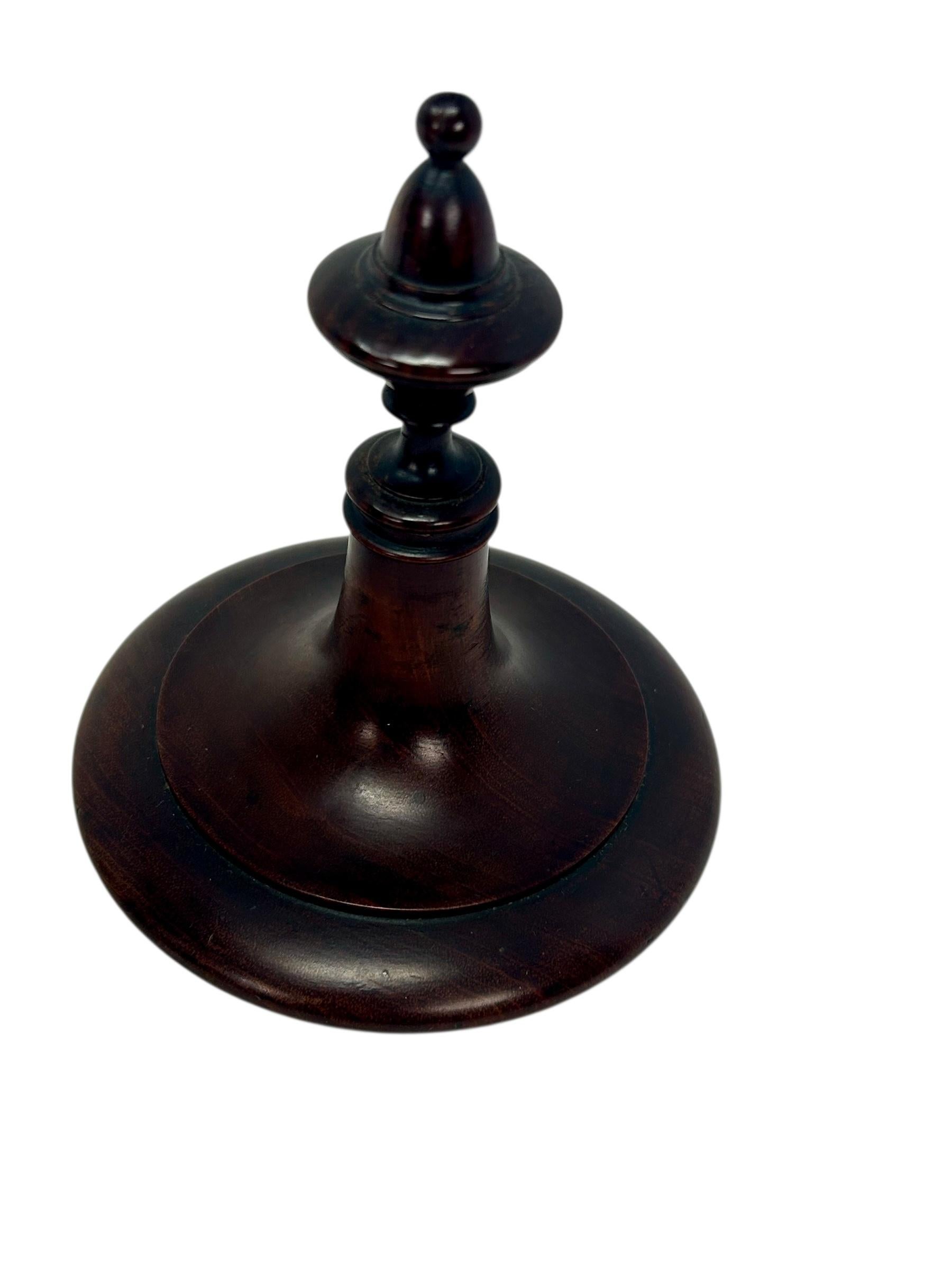 Coppia di urne inglesi in mogano tornito, 1930 ca. in vendita 8