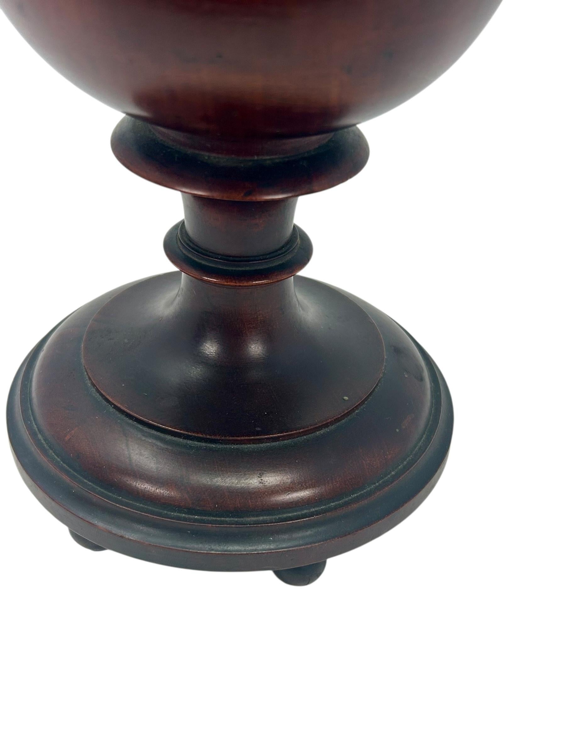 Coppia di urne inglesi in mogano tornito, 1930 ca. in vendita 9