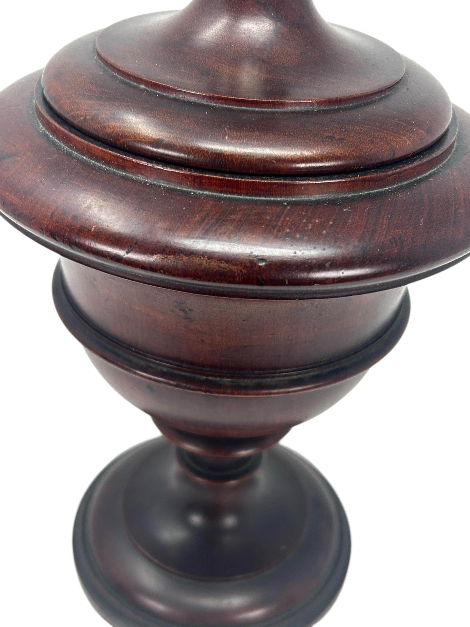 Coppia di urne inglesi in mogano tornito, 1930 ca. in vendita 10