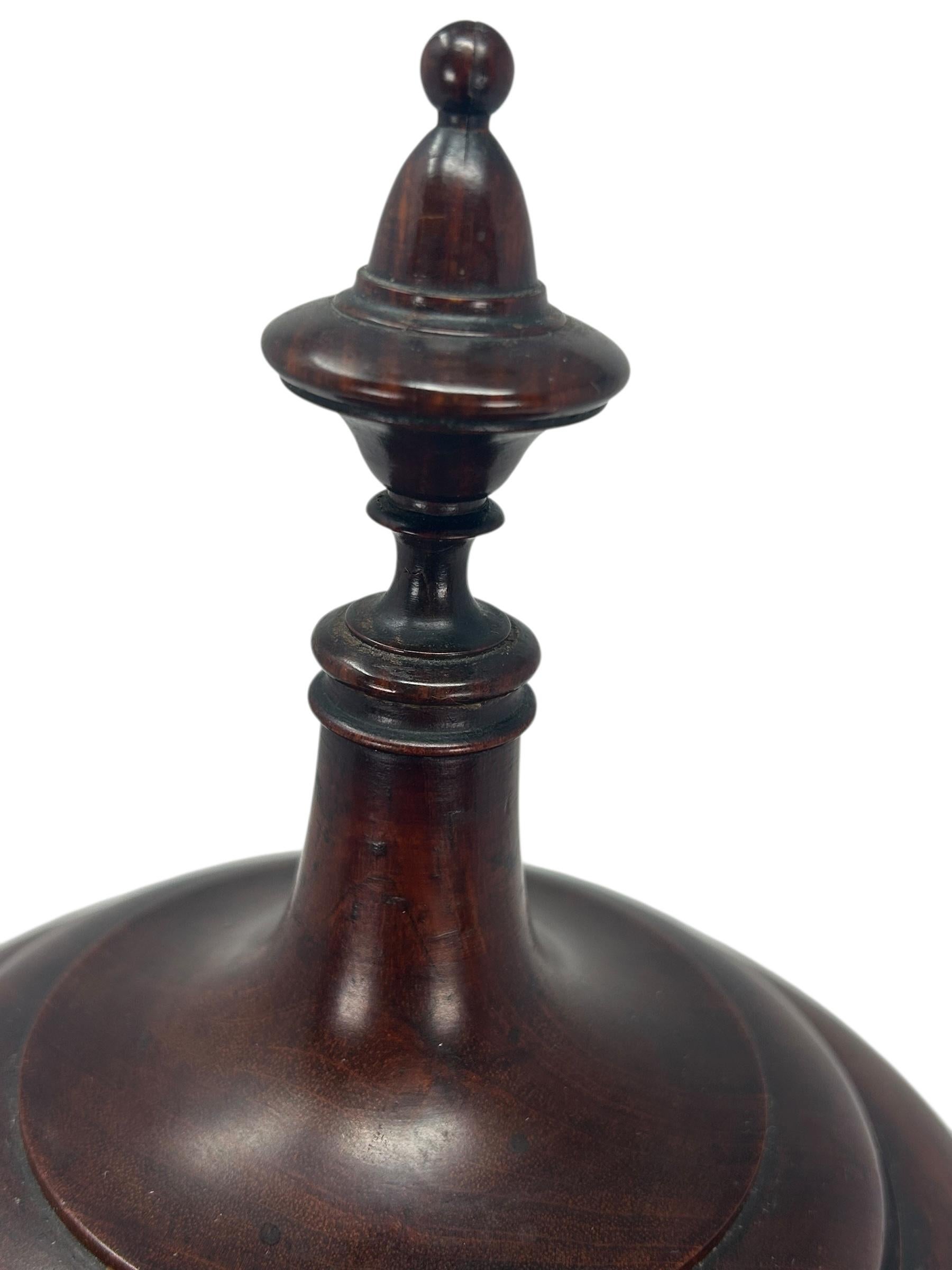 Coppia di urne inglesi in mogano tornito, 1930 ca. in vendita 11