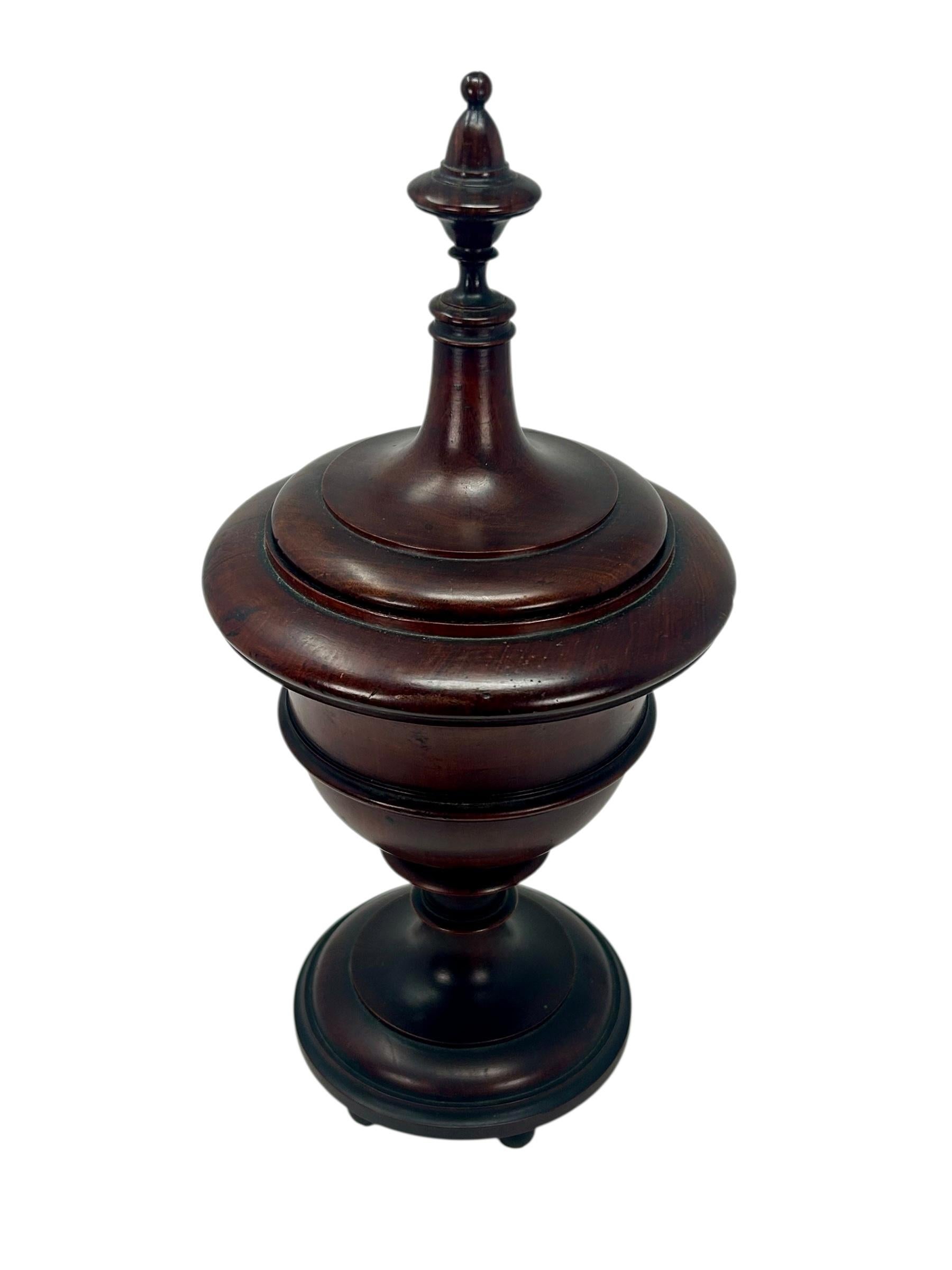 Coppia di urne inglesi in mogano tornito, 1930 ca. in vendita 12