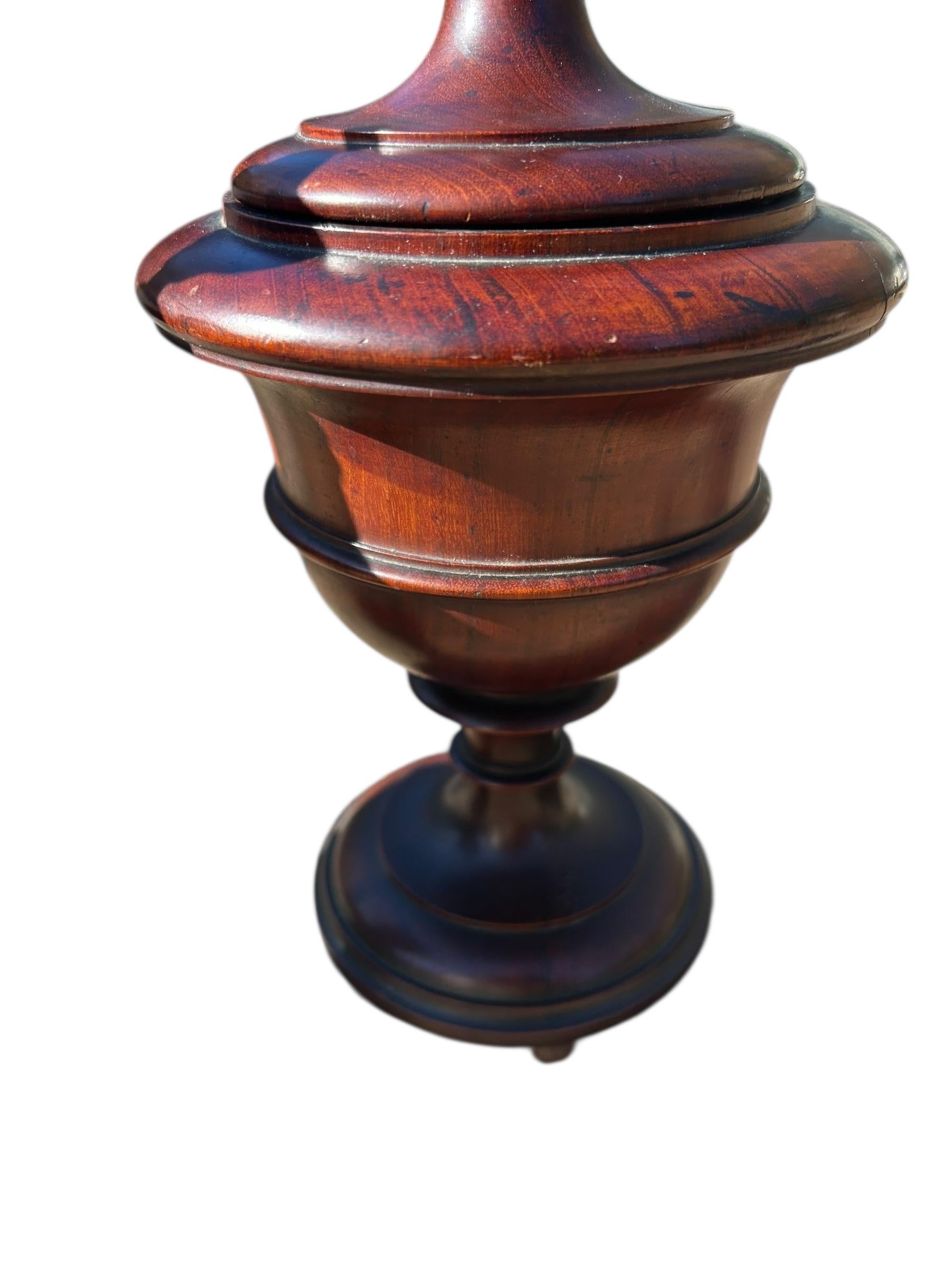 Britannico Coppia di urne inglesi in mogano tornito, 1930 ca. in vendita