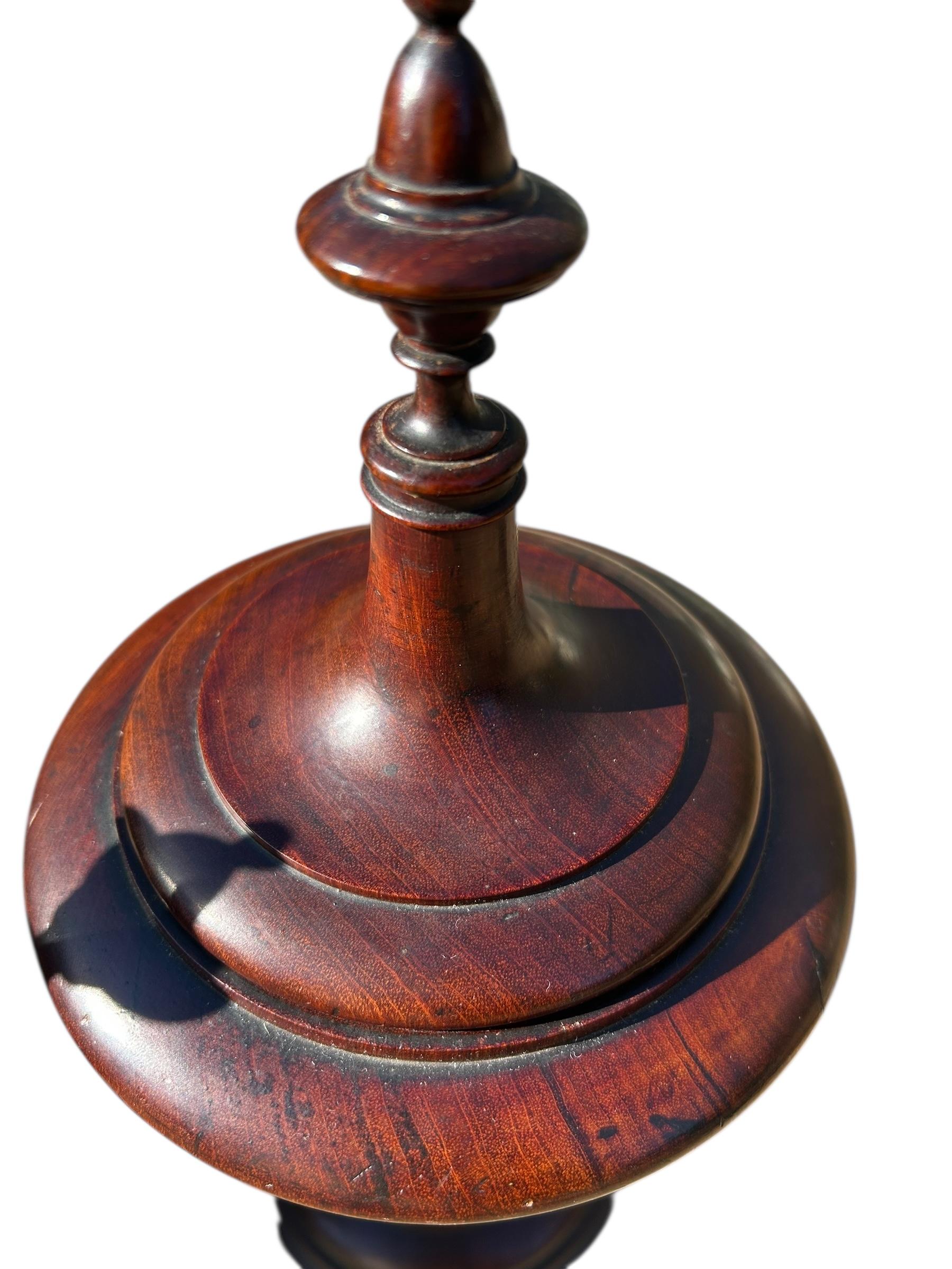 Coppia di urne inglesi in mogano tornito, 1930 ca. In condizioni buone in vendita a Chapel Hill, NC