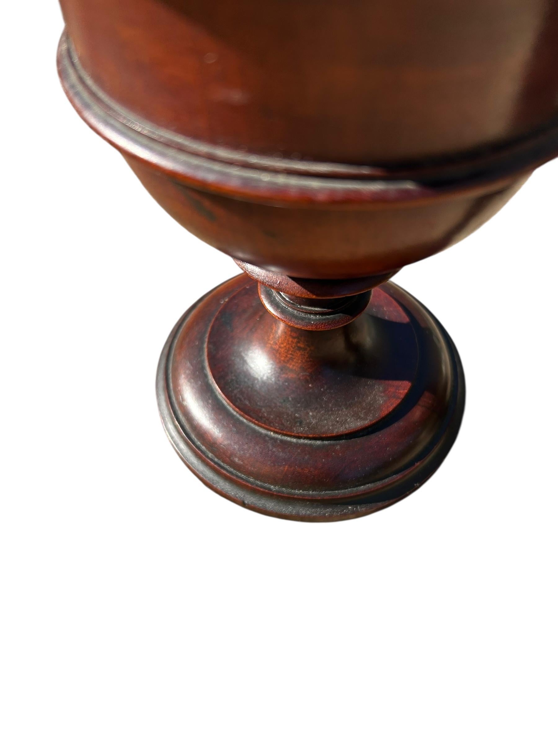 Metà XX secolo Coppia di urne inglesi in mogano tornito, 1930 ca. in vendita