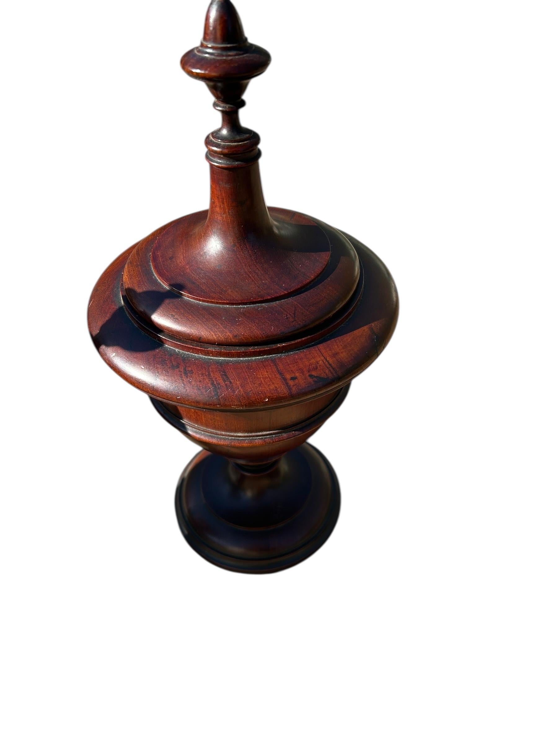 Mogano Coppia di urne inglesi in mogano tornito, 1930 ca. in vendita