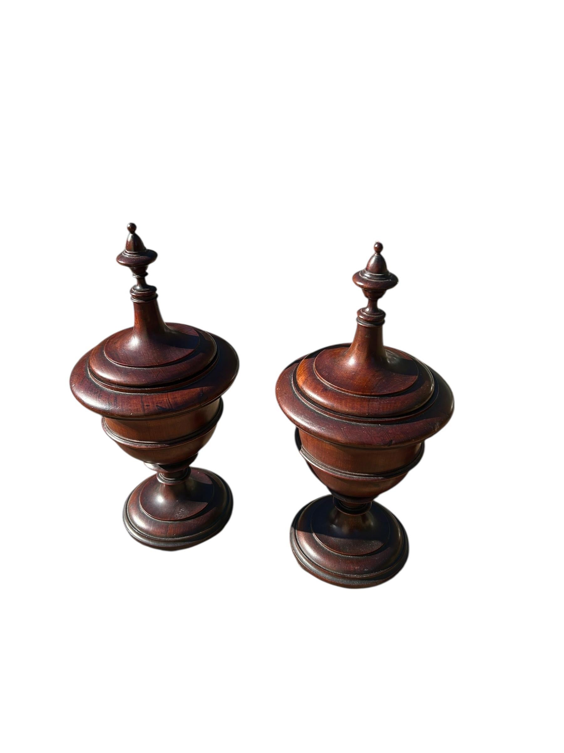 Coppia di urne inglesi in mogano tornito, 1930 ca. in vendita 1