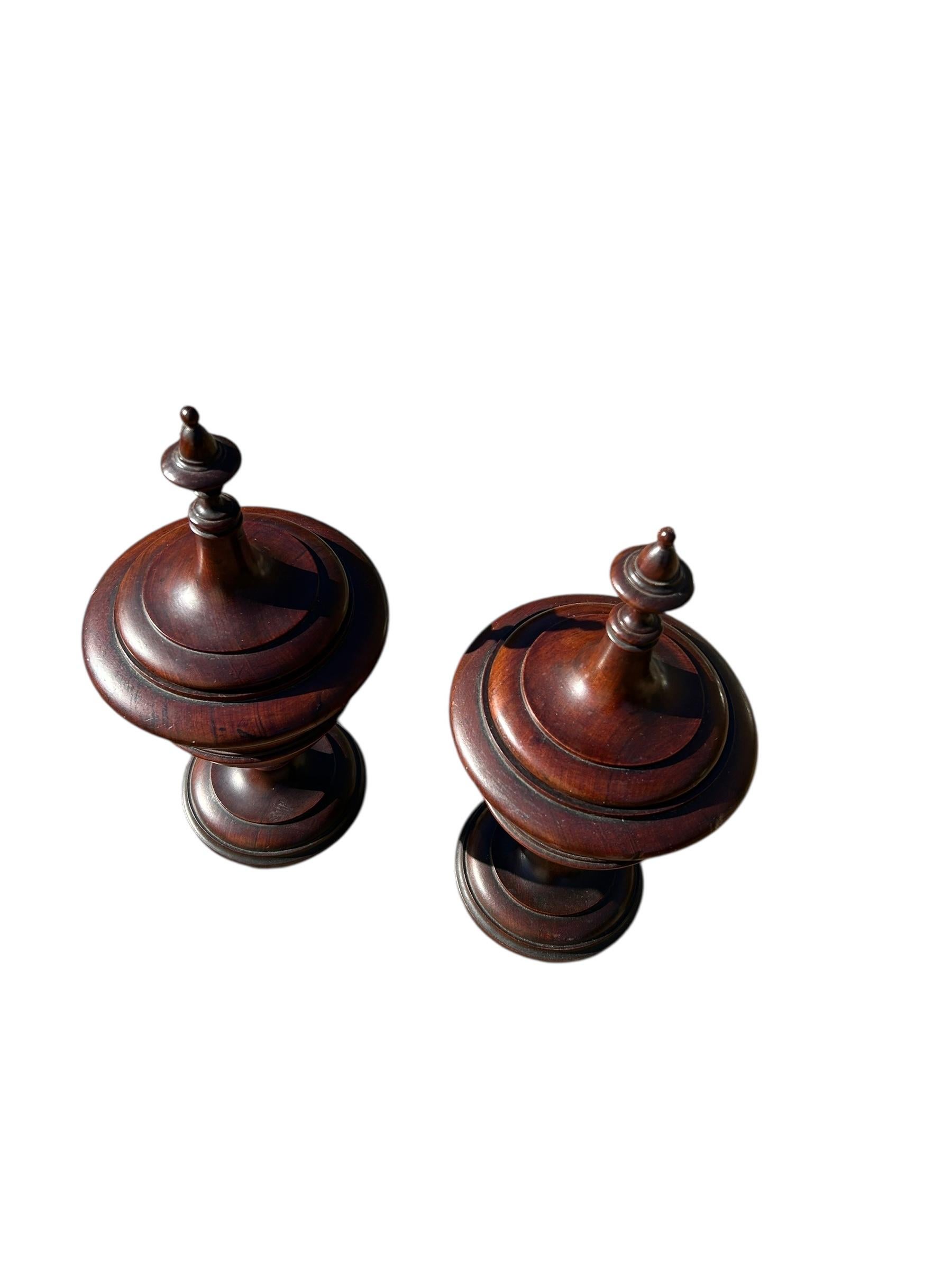 Coppia di urne inglesi in mogano tornito, 1930 ca. in vendita 2
