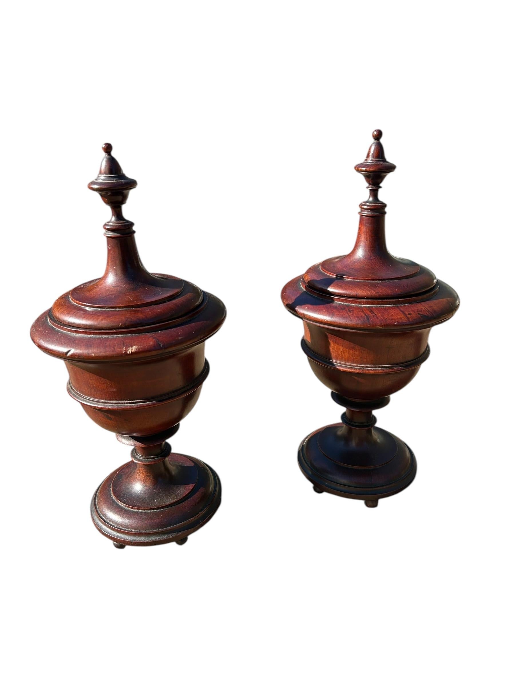 Coppia di urne inglesi in mogano tornito, 1930 ca. in vendita 3