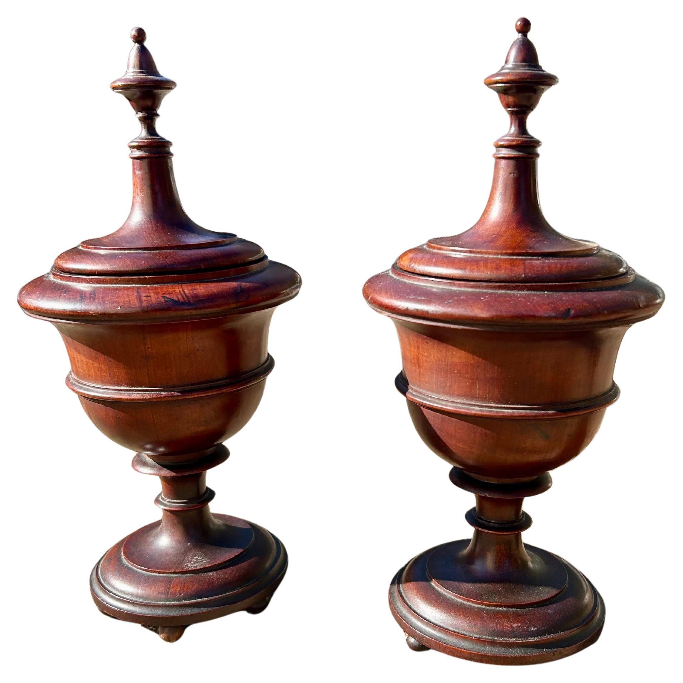 Coppia di urne inglesi in mogano tornito, 1930 ca.