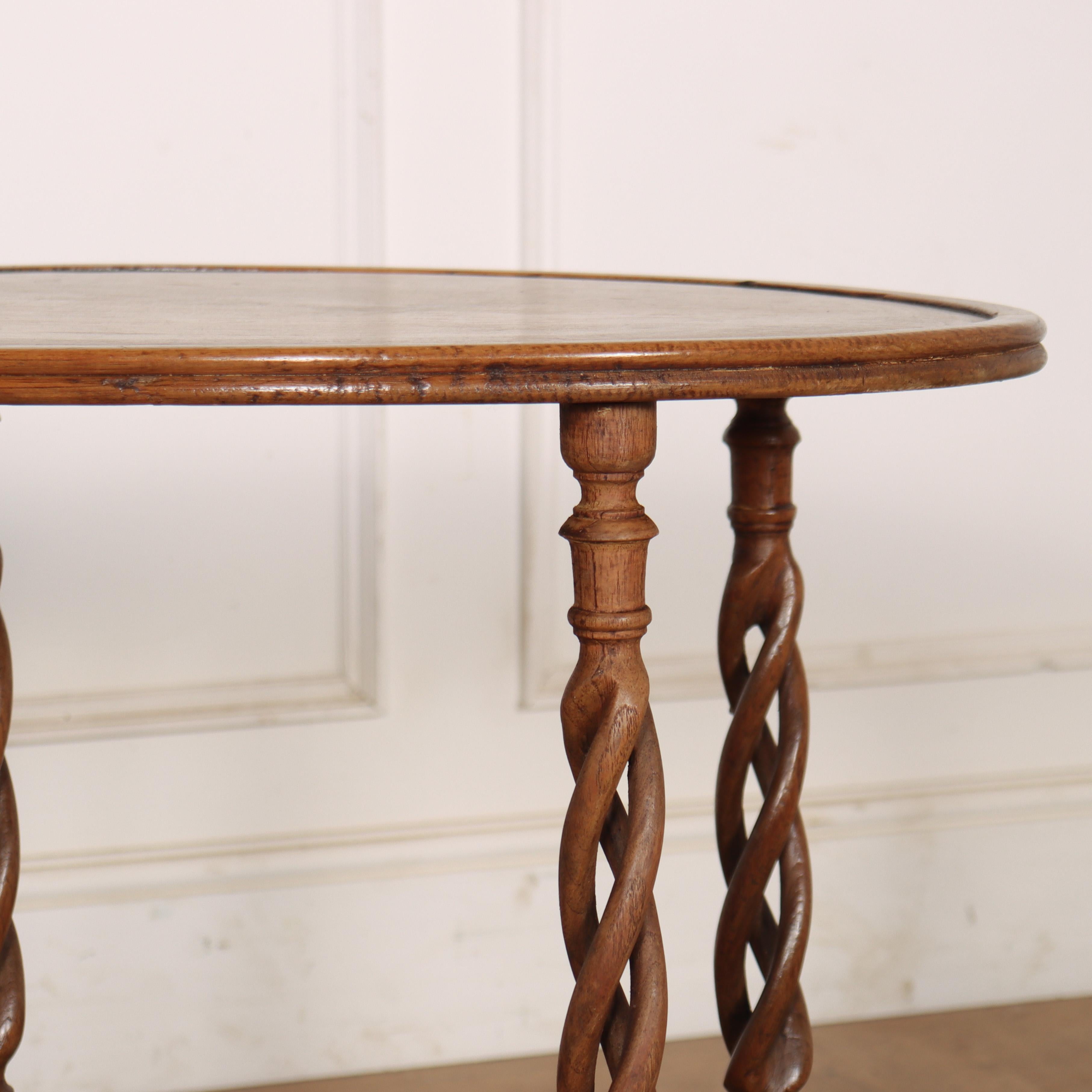 Anglais Pair of English Two Tier Lamp Tables en vente