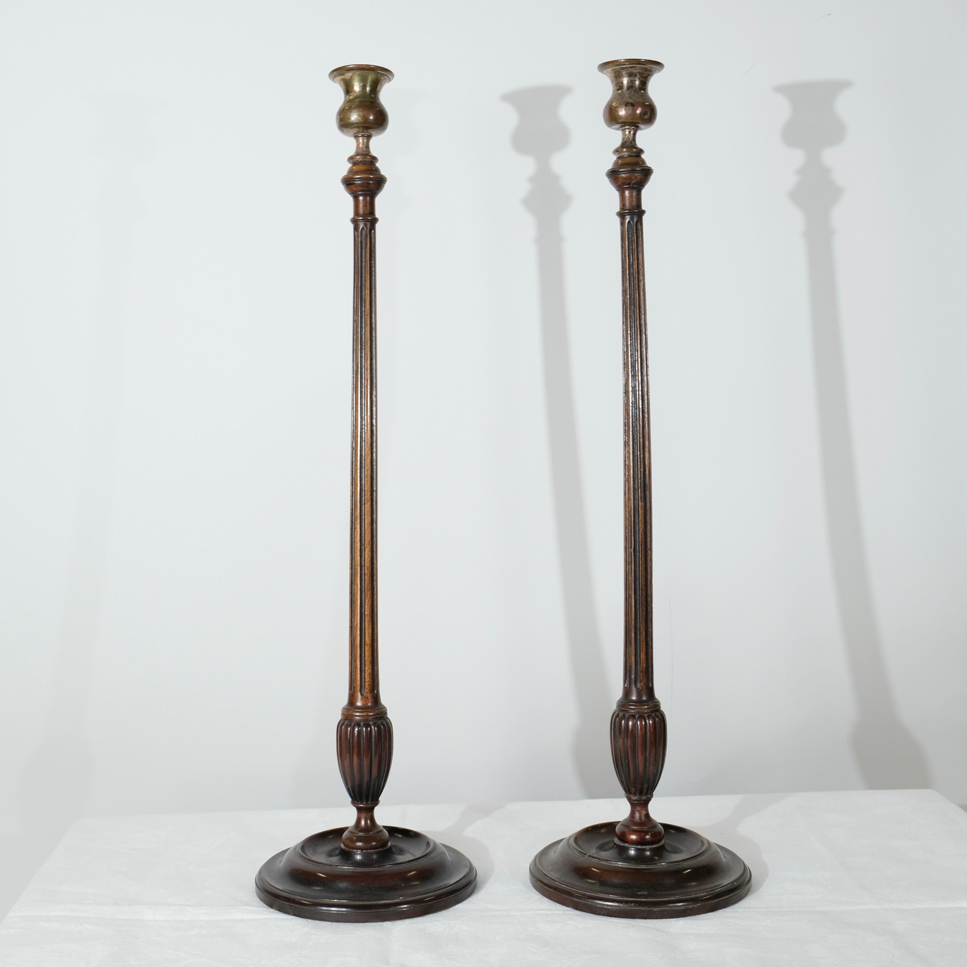 Argenté Paire de chandeliers anglais d'une hauteur inhabituelle, début du 19e siècle en vente