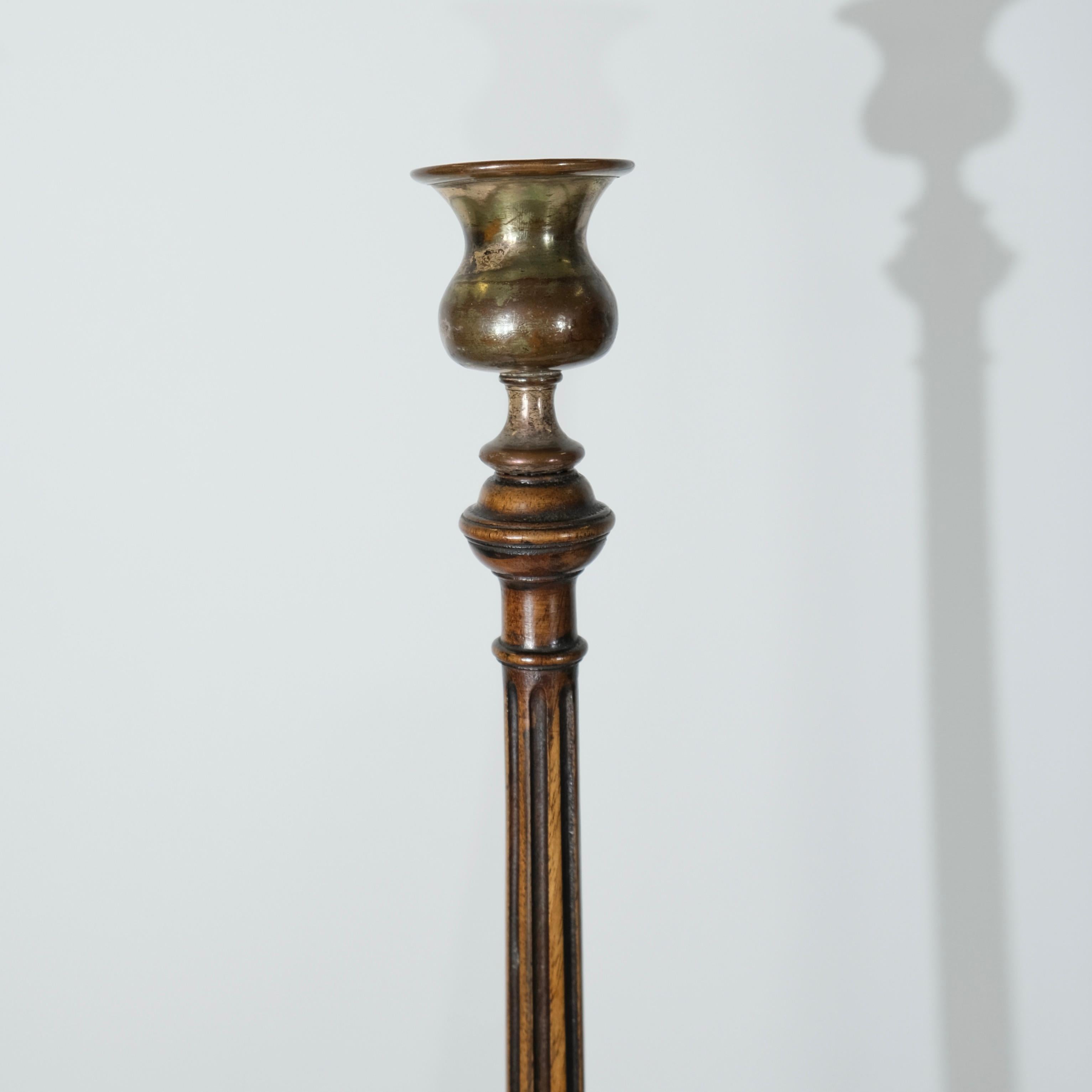 Paire de chandeliers anglais d'une hauteur inhabituelle, début du 19e siècle Bon état - En vente à Stockholm, SE