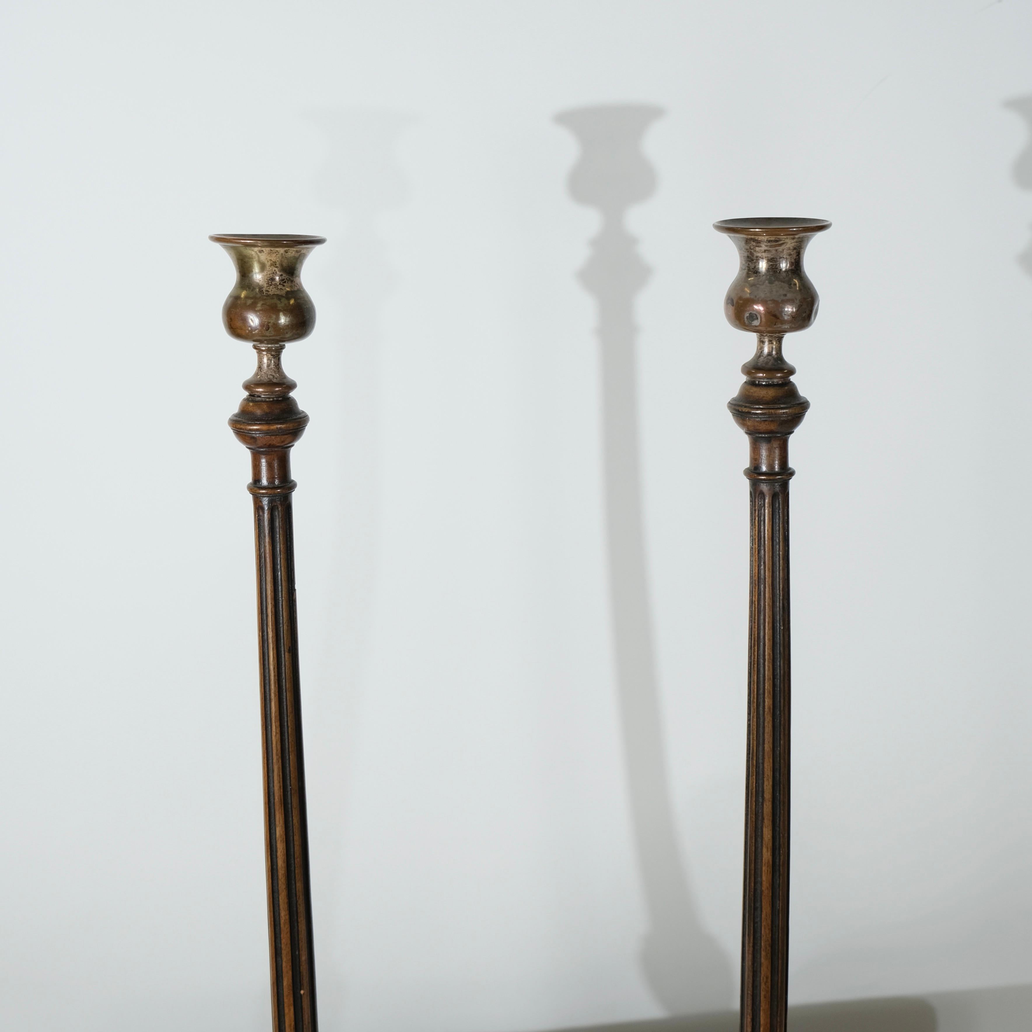 Cuivre Paire de chandeliers anglais d'une hauteur inhabituelle, début du 19e siècle en vente