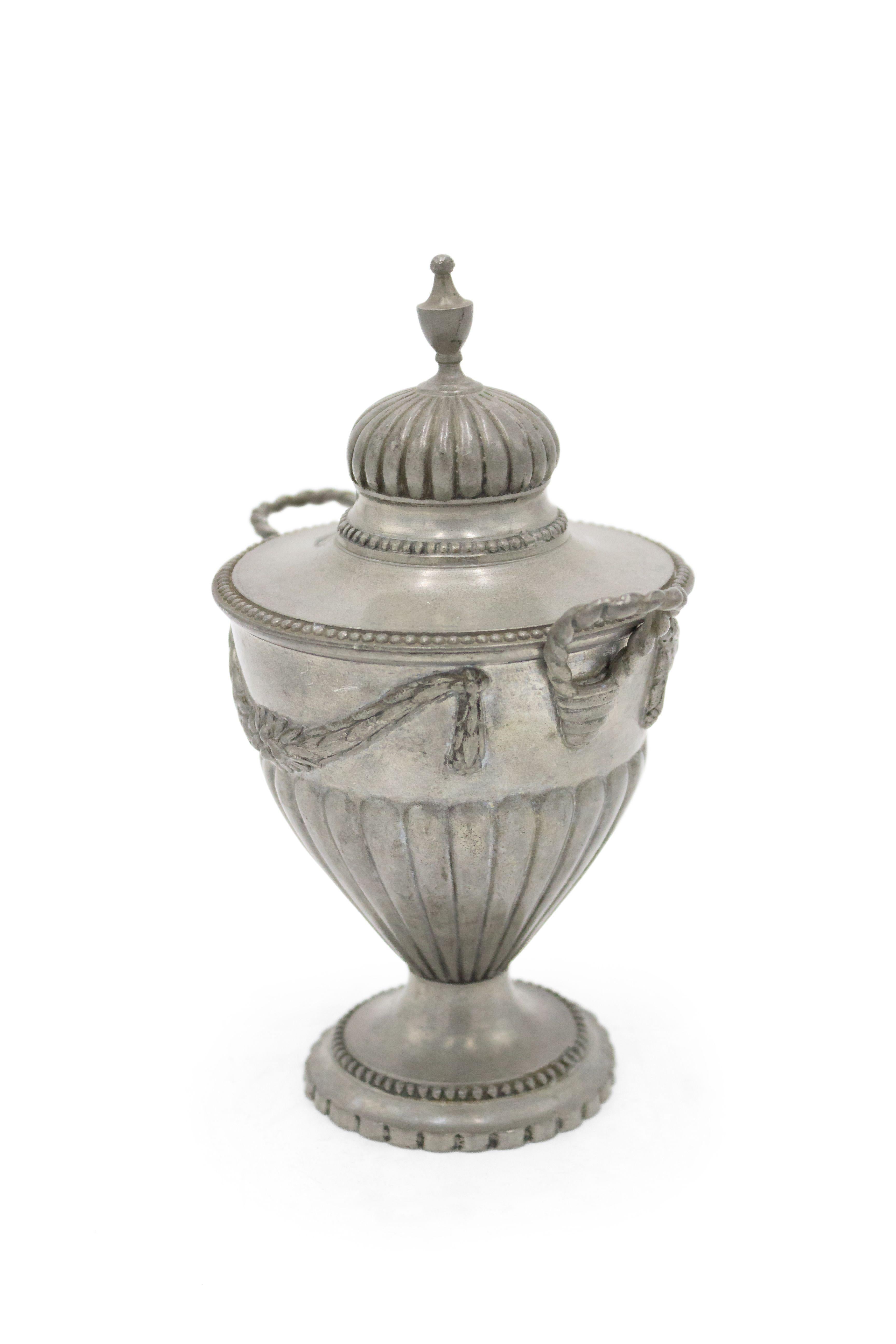 Pair of English Victorian Adam Pewter Urns In Good Condition For Sale In New York, NY