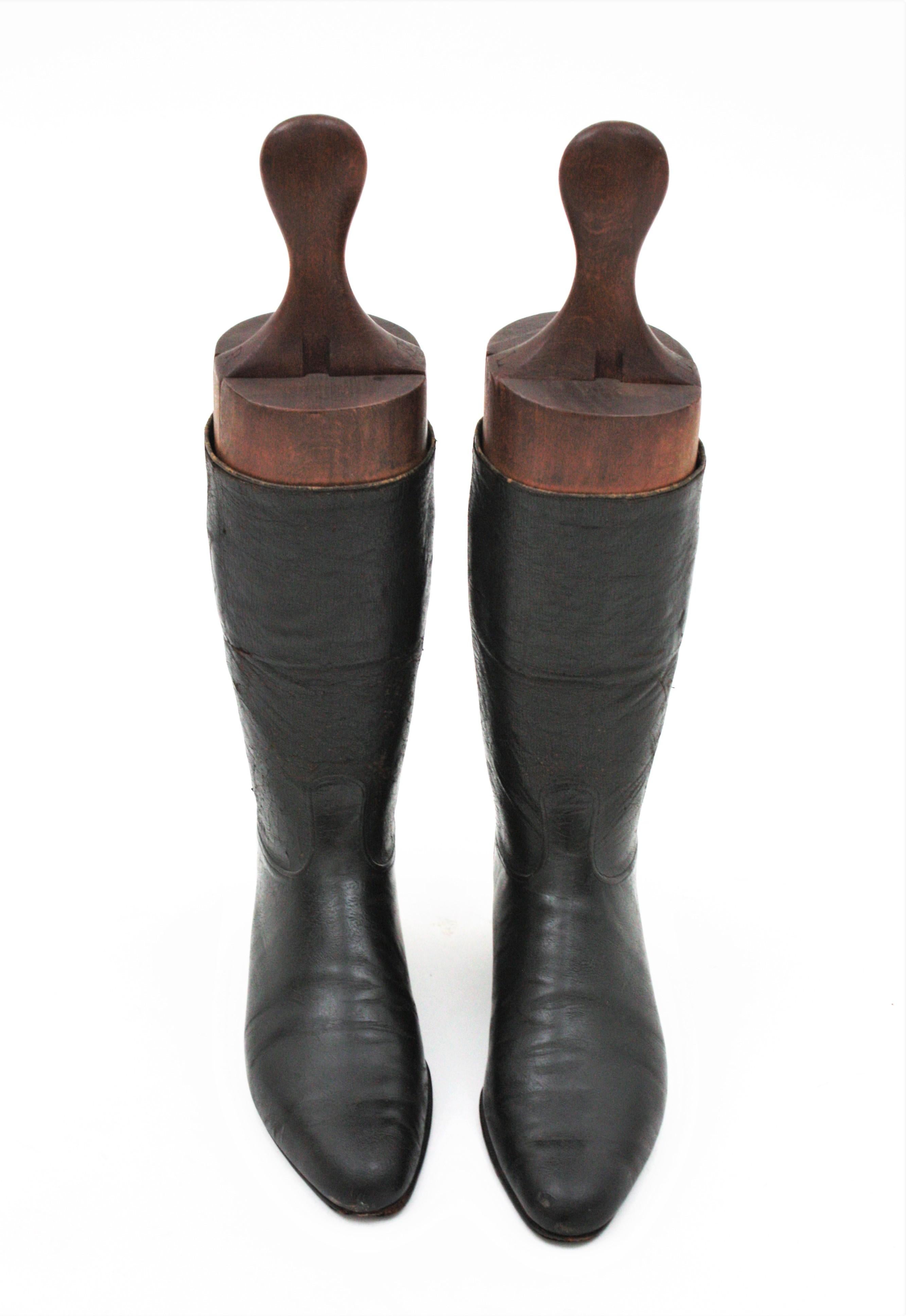 Bespoke Medium Tall Gentleman leather boots. Handcrafted by the shoemaker Poulsen Skone & Co. England, 19th century.
Interesting for collectors or for decorative purposes.
 