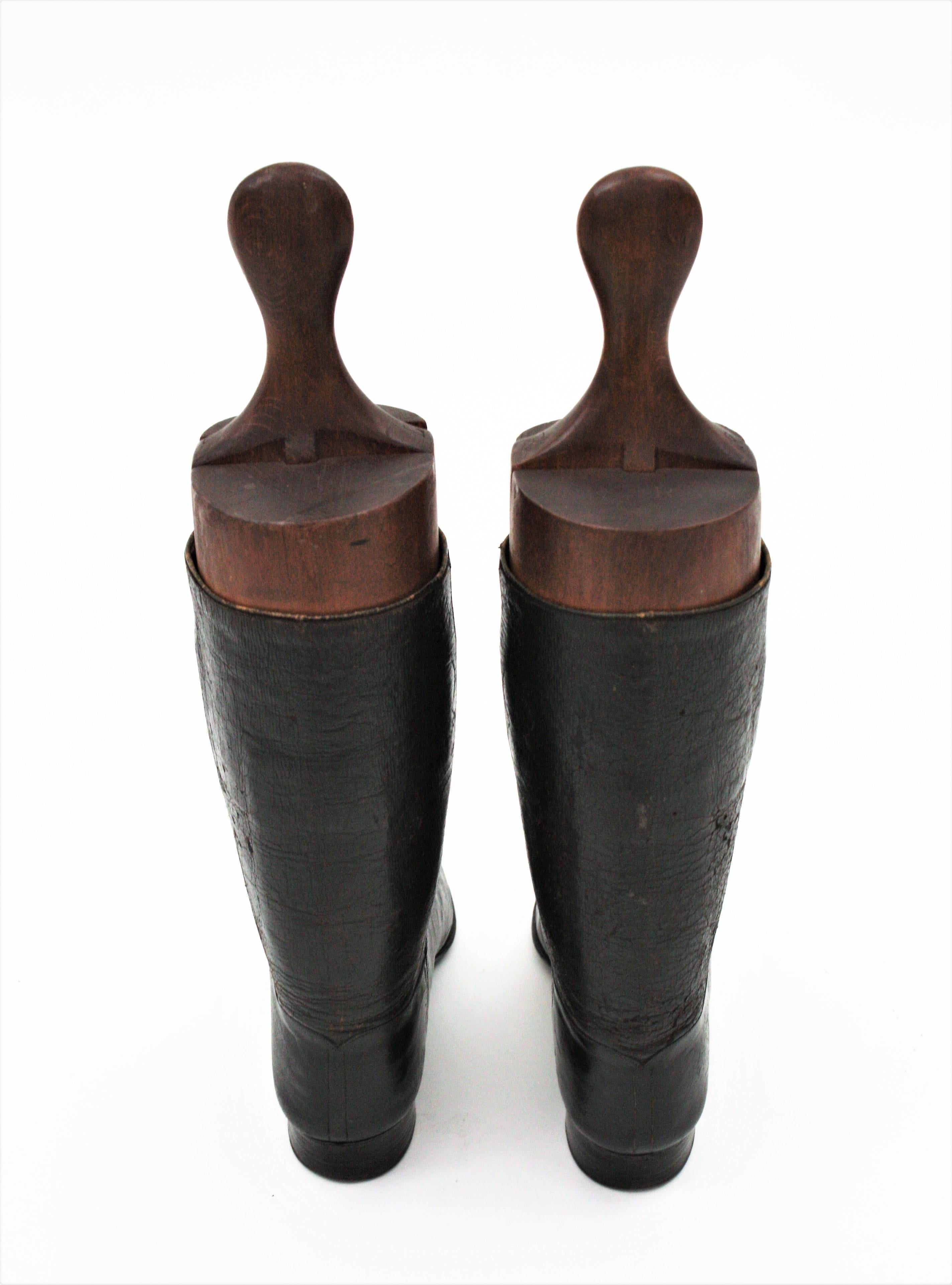 Pair of English Victorian Bespoke Leather Boots with Wood Trees For Sale 1