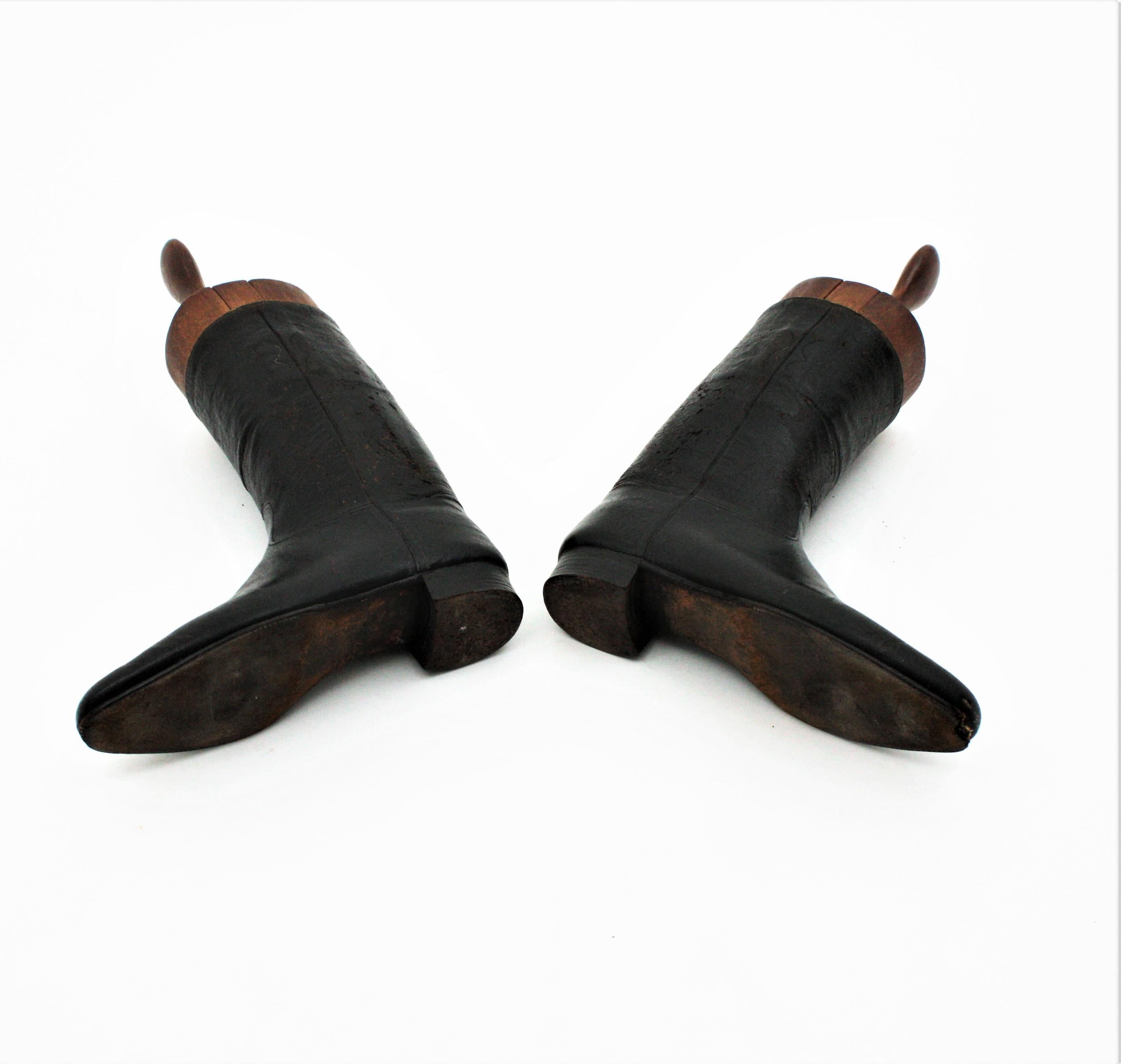 Pair of English Victorian Bespoke Leather Boots with Wood Trees For Sale 2