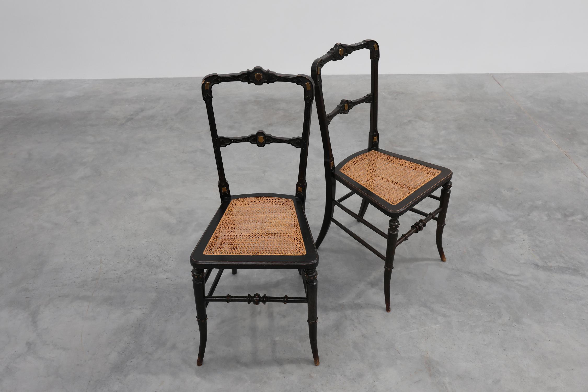 Paar schwarz lackierte und vergoldete englische Beistellstühle aus der viktorianischen Zeit, ca. 1850 im Angebot 7