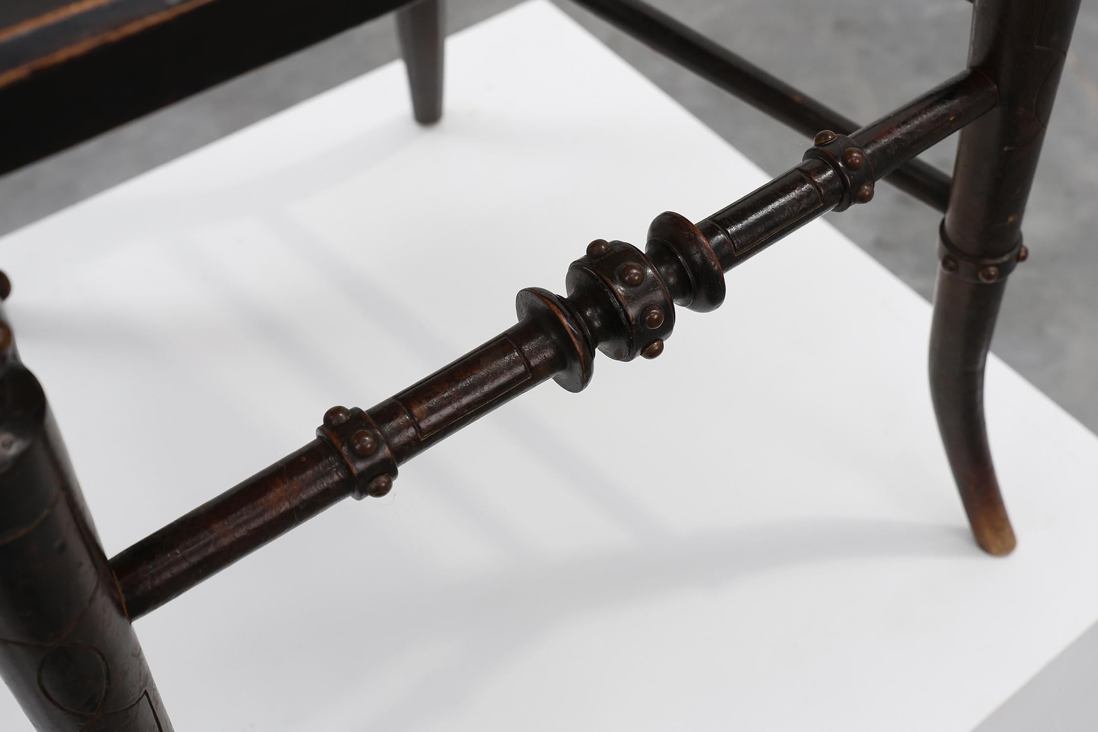 Paar schwarz lackierte und vergoldete englische Beistellstühle aus der viktorianischen Zeit, ca. 1850 im Angebot 8