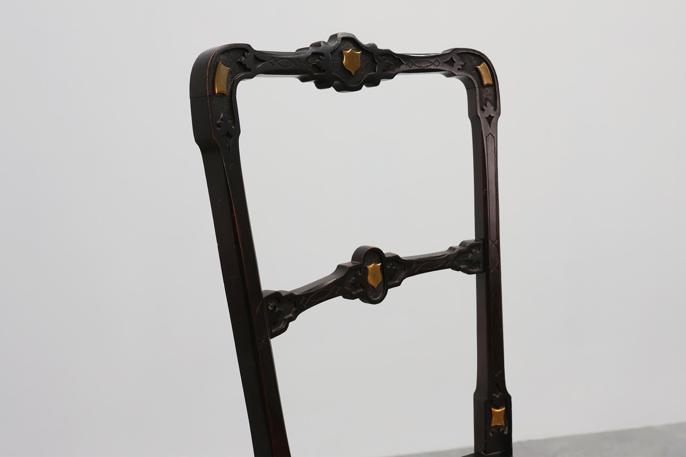 Paar schwarz lackierte und vergoldete englische Beistellstühle aus der viktorianischen Zeit, ca. 1850 (Viktorianisch) im Angebot