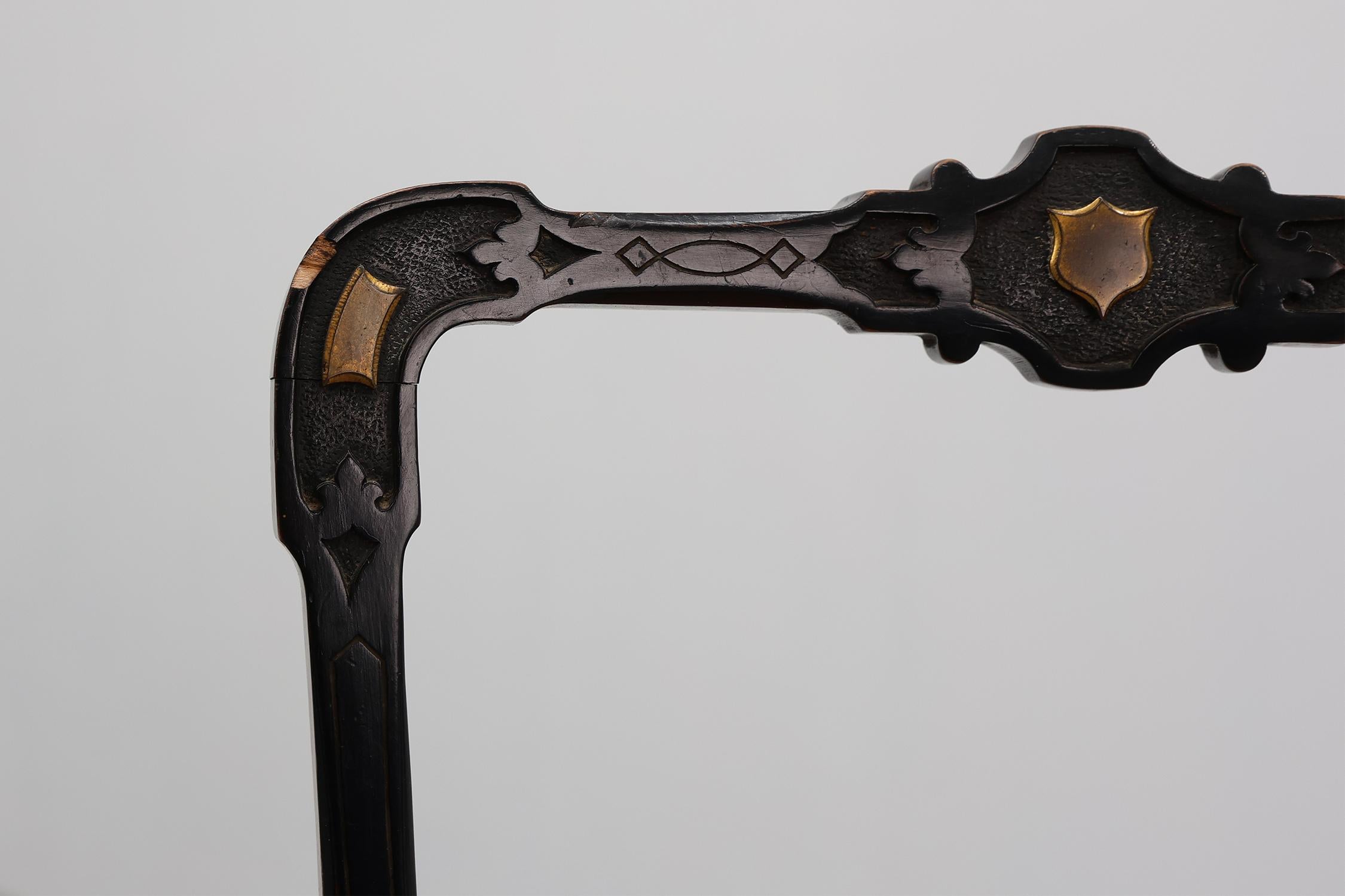Paar schwarz lackierte und vergoldete englische Beistellstühle aus der viktorianischen Zeit, ca. 1850 (Britisch) im Angebot